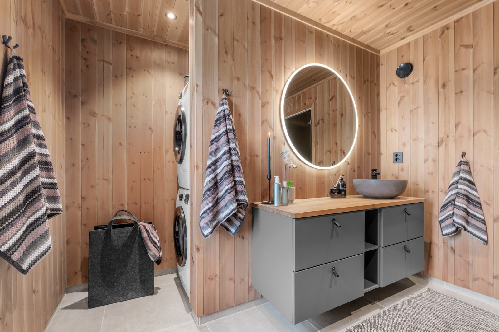 Innhuk med plass til vaskemaskin og tørketrommel. Galleribilde