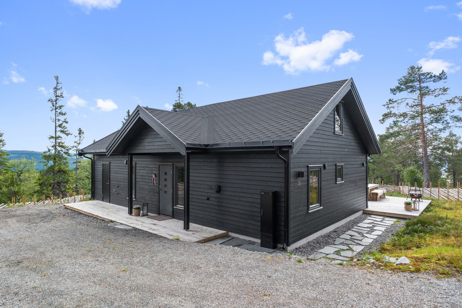 Hytten har opparbeidet gårdsplass som blir vinterbrøytet helt frem til døren - velkommen inn! Galleribilde