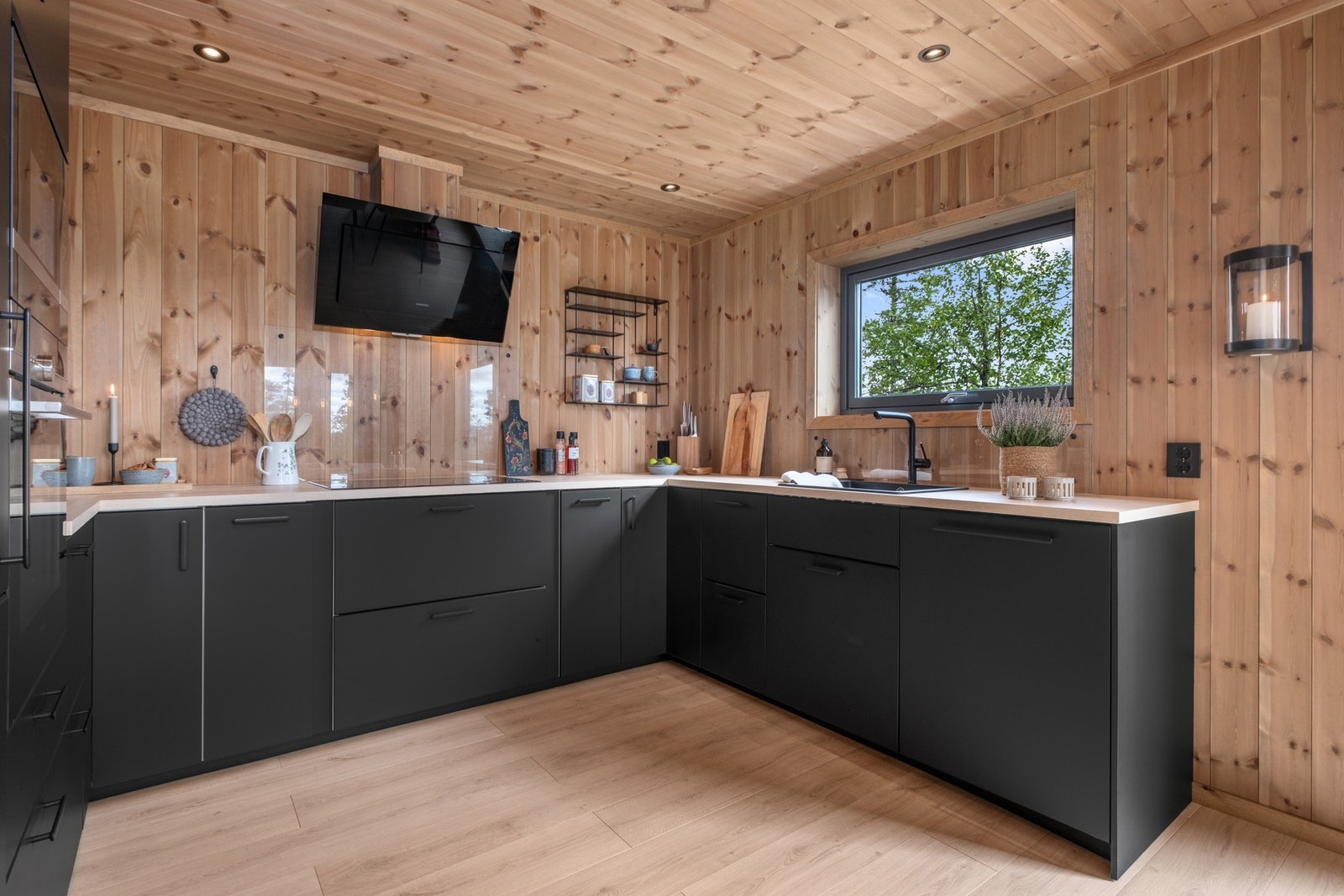 Glassplate på vegg over stekesone og utslagsvask. Vegghengt ventilator med utkast ut. Galleribilde