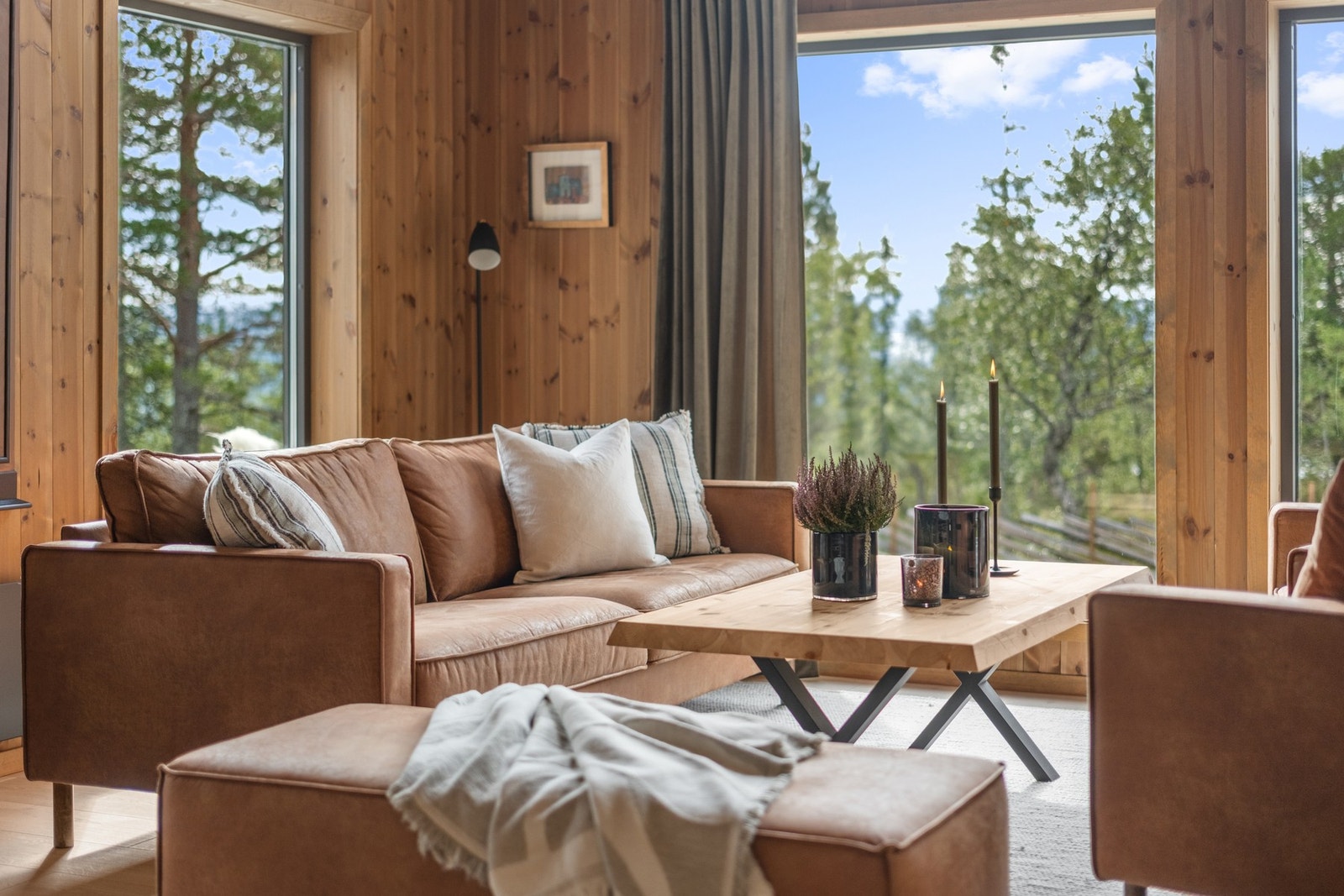 Gulv belagt med laminat. Vegger og himling belagt med trepanel. Galleribilde