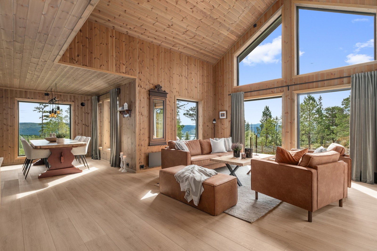 Hyttens stue er adskilt fra spisestuen og kjøkkenet. Galleribilde