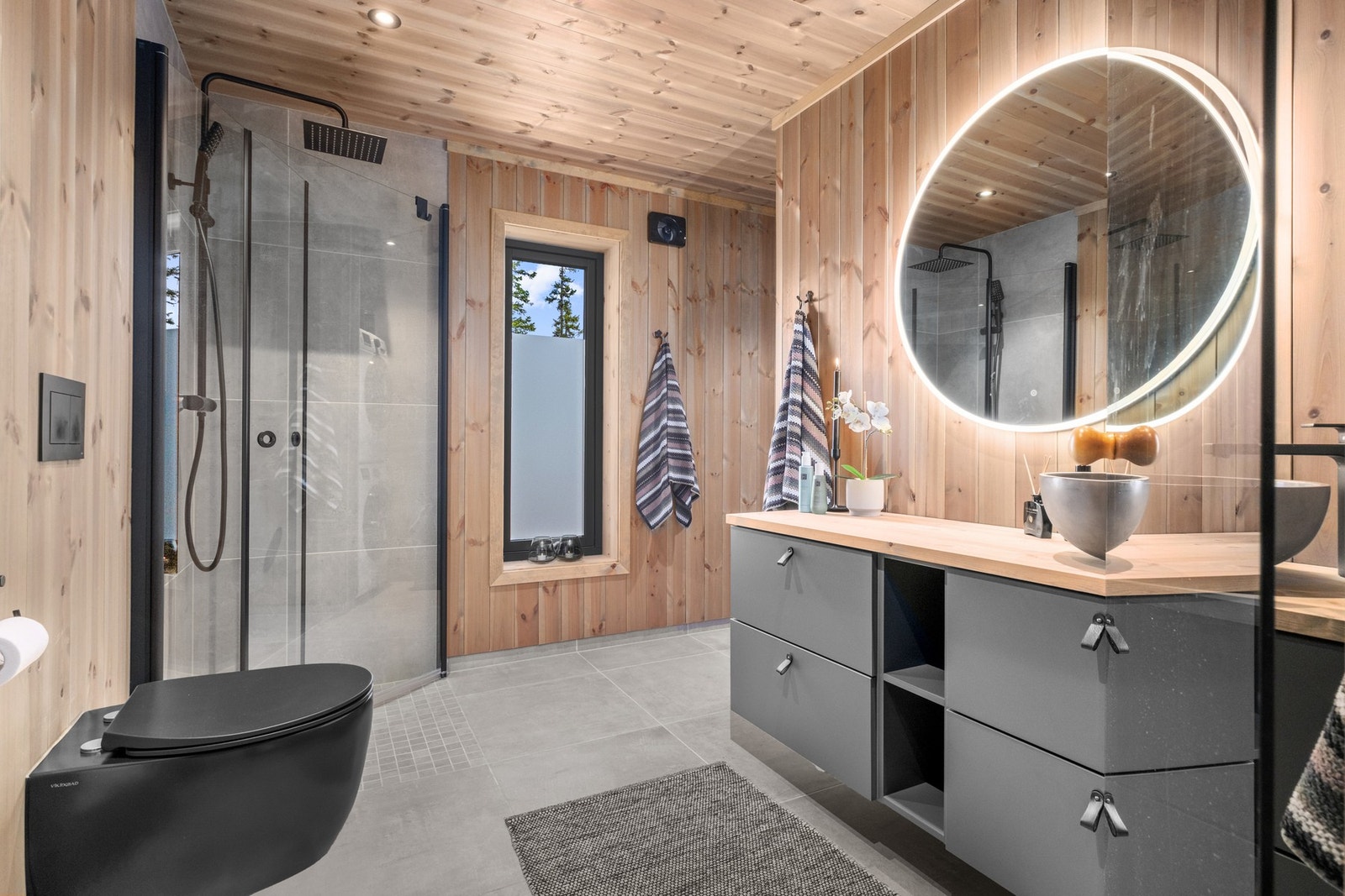 Vegghengt servantinnredning med overliggende servant og ett-greps armatur. Galleribilde