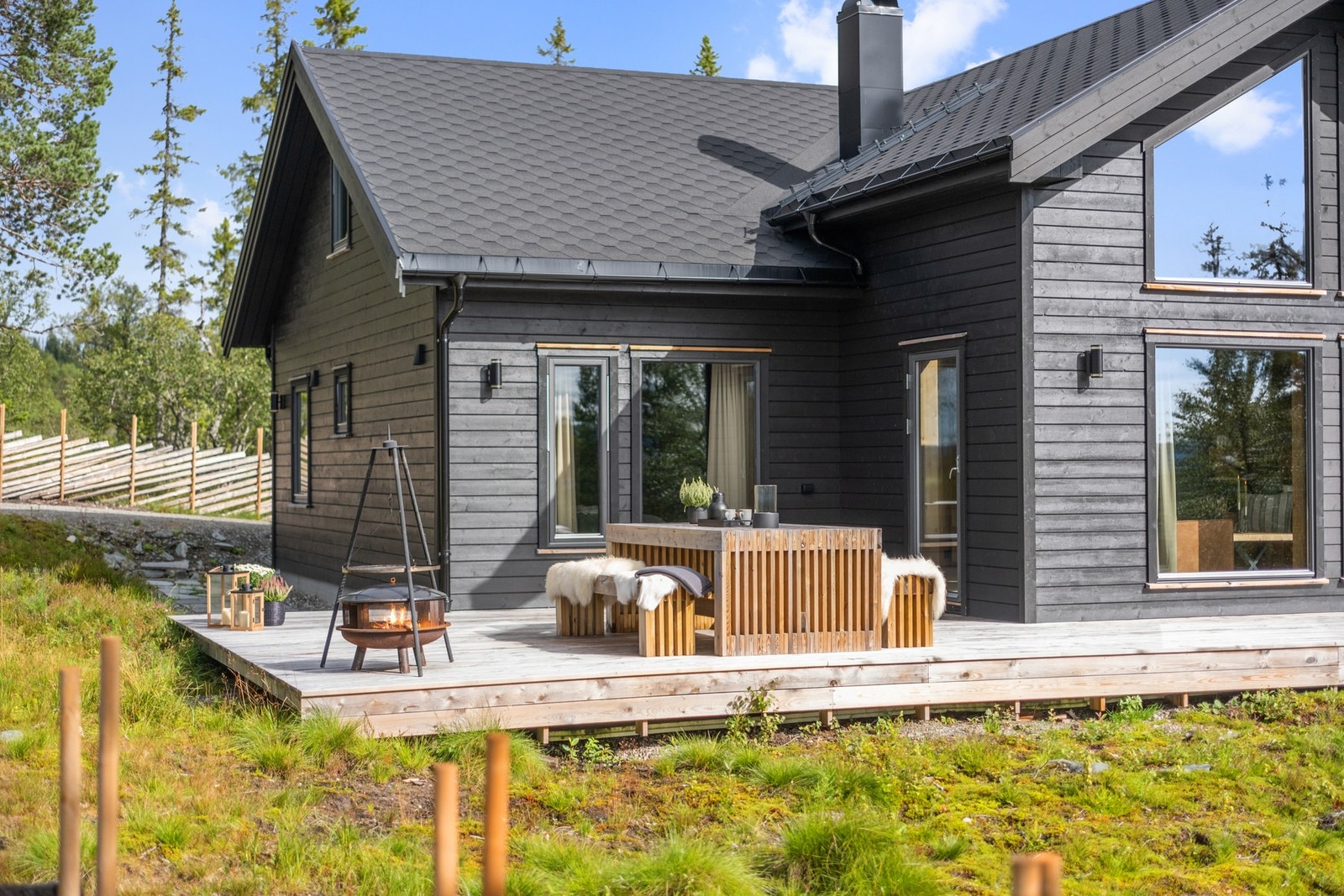 Her har man en større terrasse hvor man kan nyte svært gode sol- og utsiktsforhold. Galleribilde