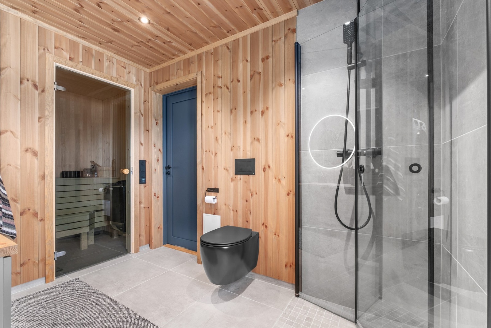 Dusjhjørne med dører av glass og vegghengt blandebatteri med garnityr. Galleribilde