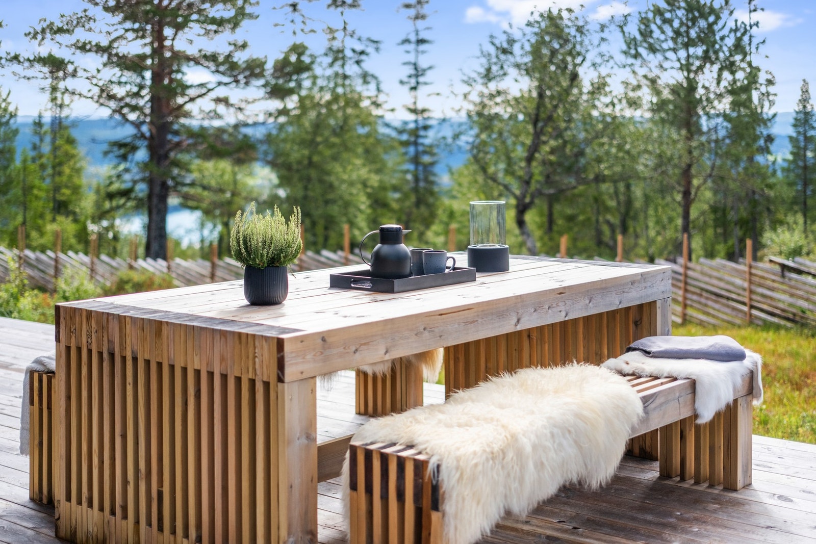 Samt nyte kaffekoppen med nydelig utsikt. Galleribilde