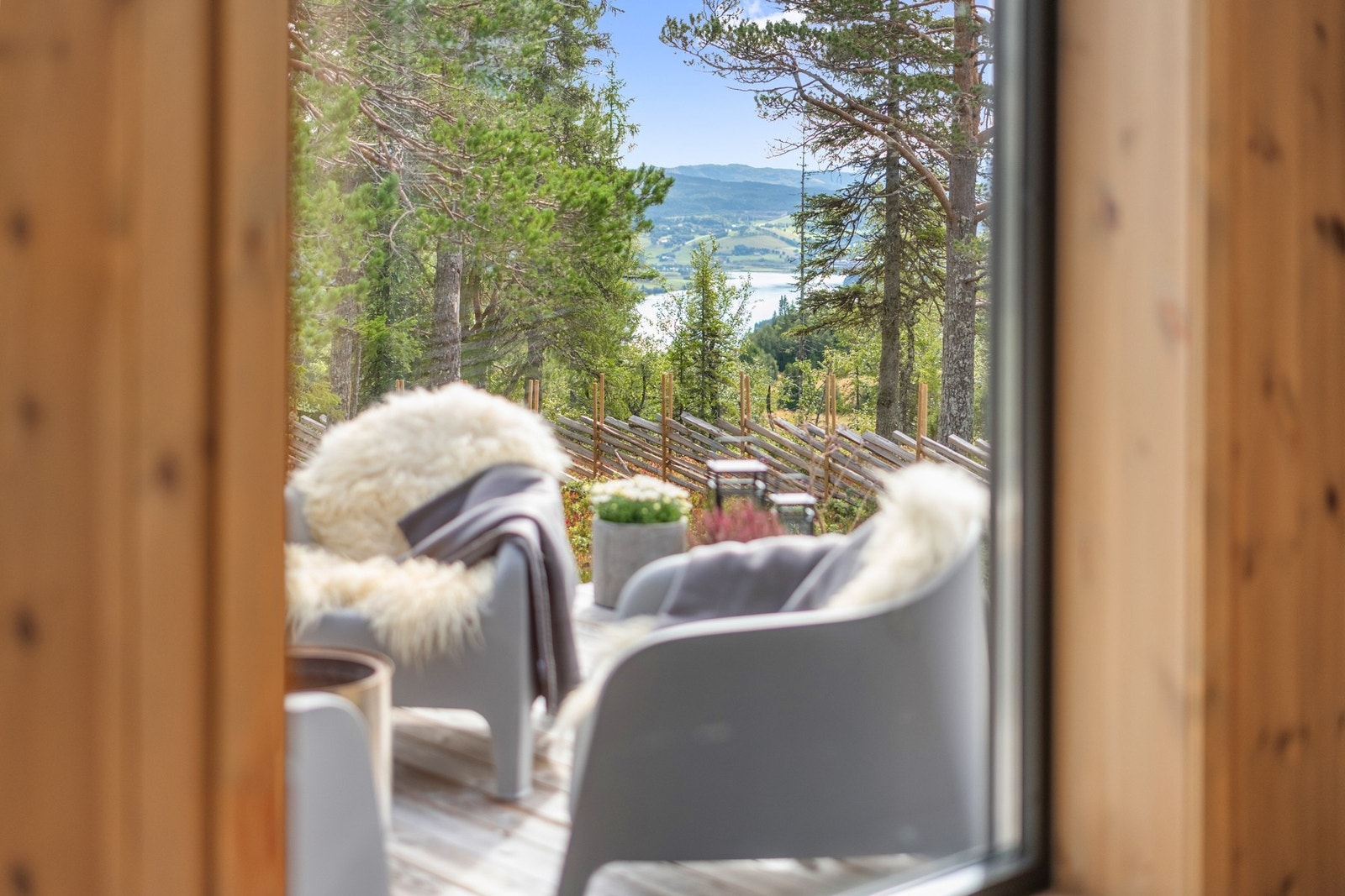 På denne siden er det også platting og utsikt mot Selbusjøen. Galleribilde