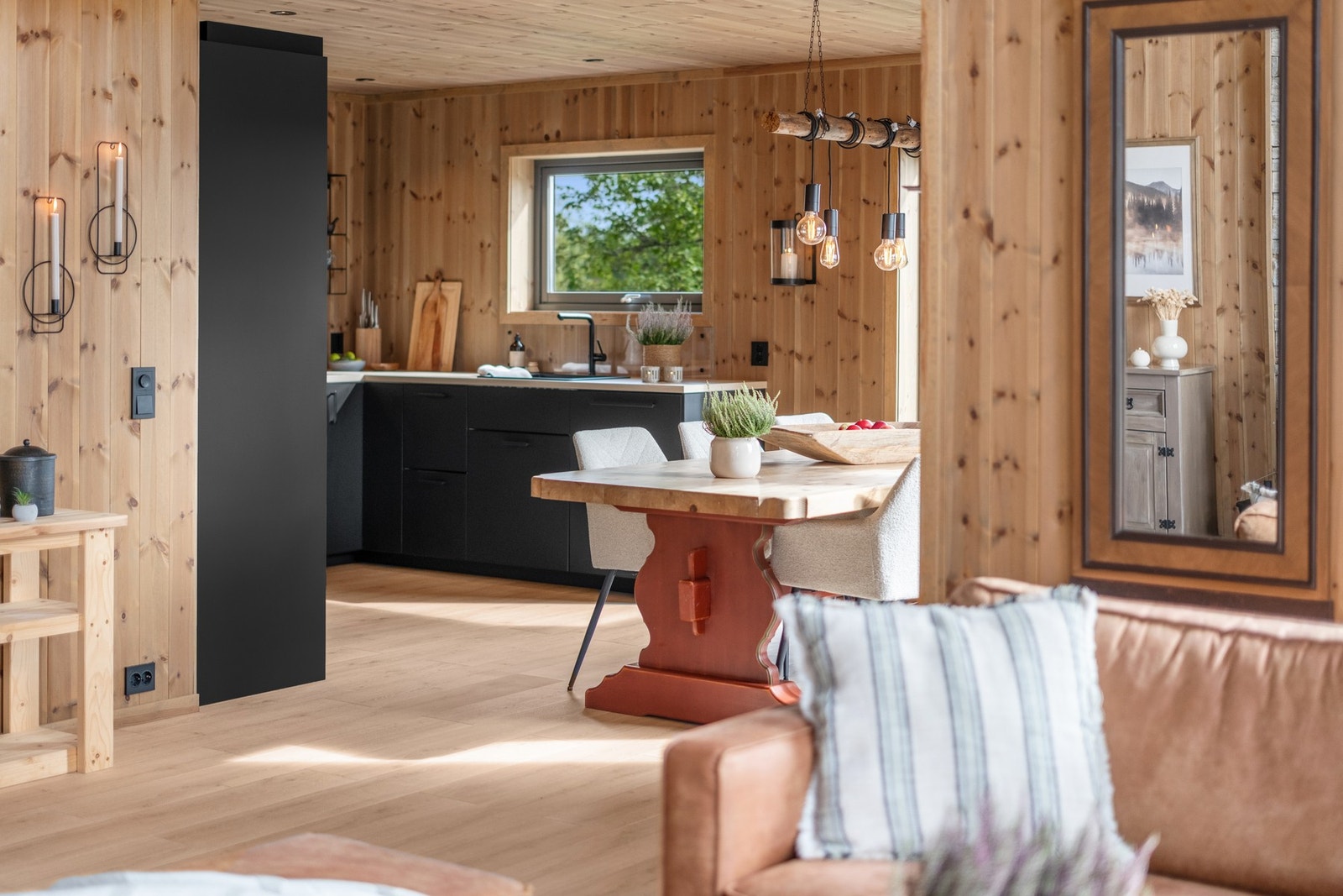 Det er lagt varmefolie på stue, kjøkken, wc og sov i 1.etg. Disse er ikke tilkoblet men termostater medfølger og kan tilkobles på eget initiativ. Galleribilde