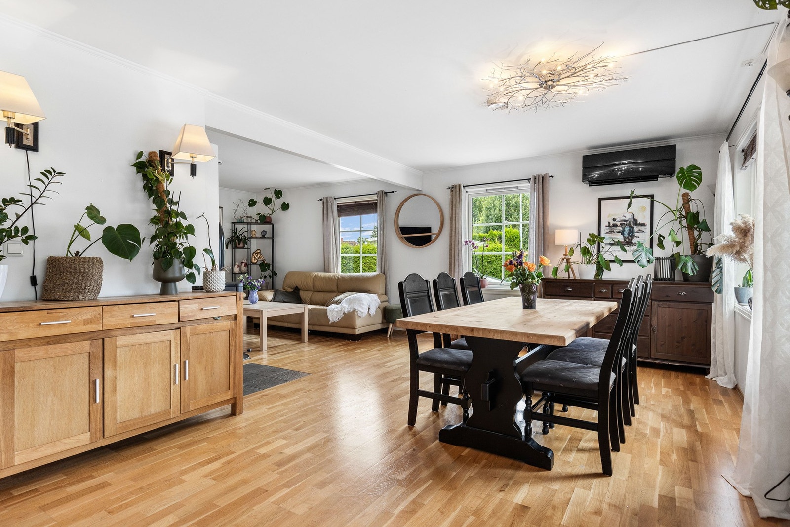 Stuen er lys og romslig, med store vindusflater som slipper inn rikelig med naturlig lys. Galleribilde