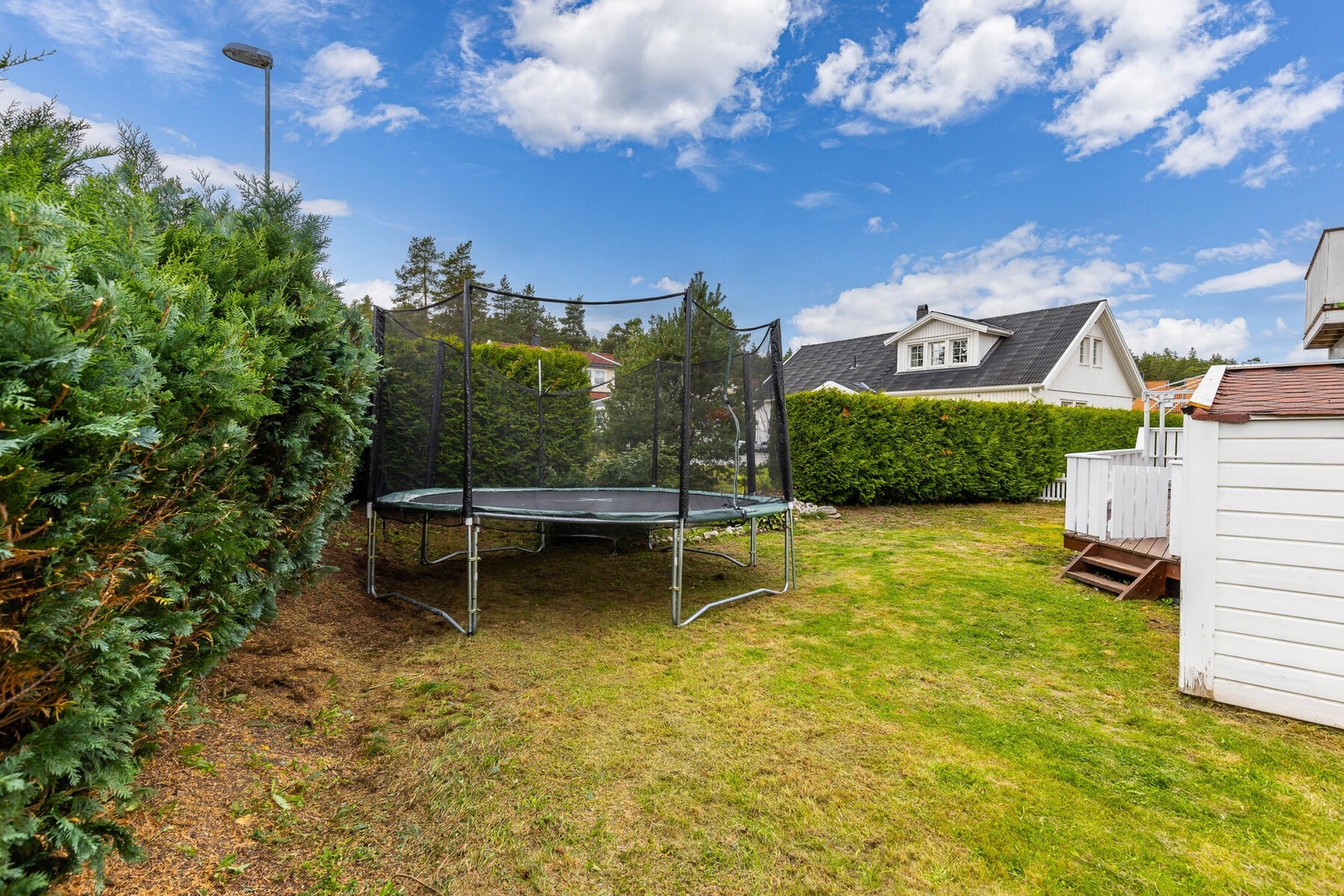 Skjermet og solrik hage. Galleribilde