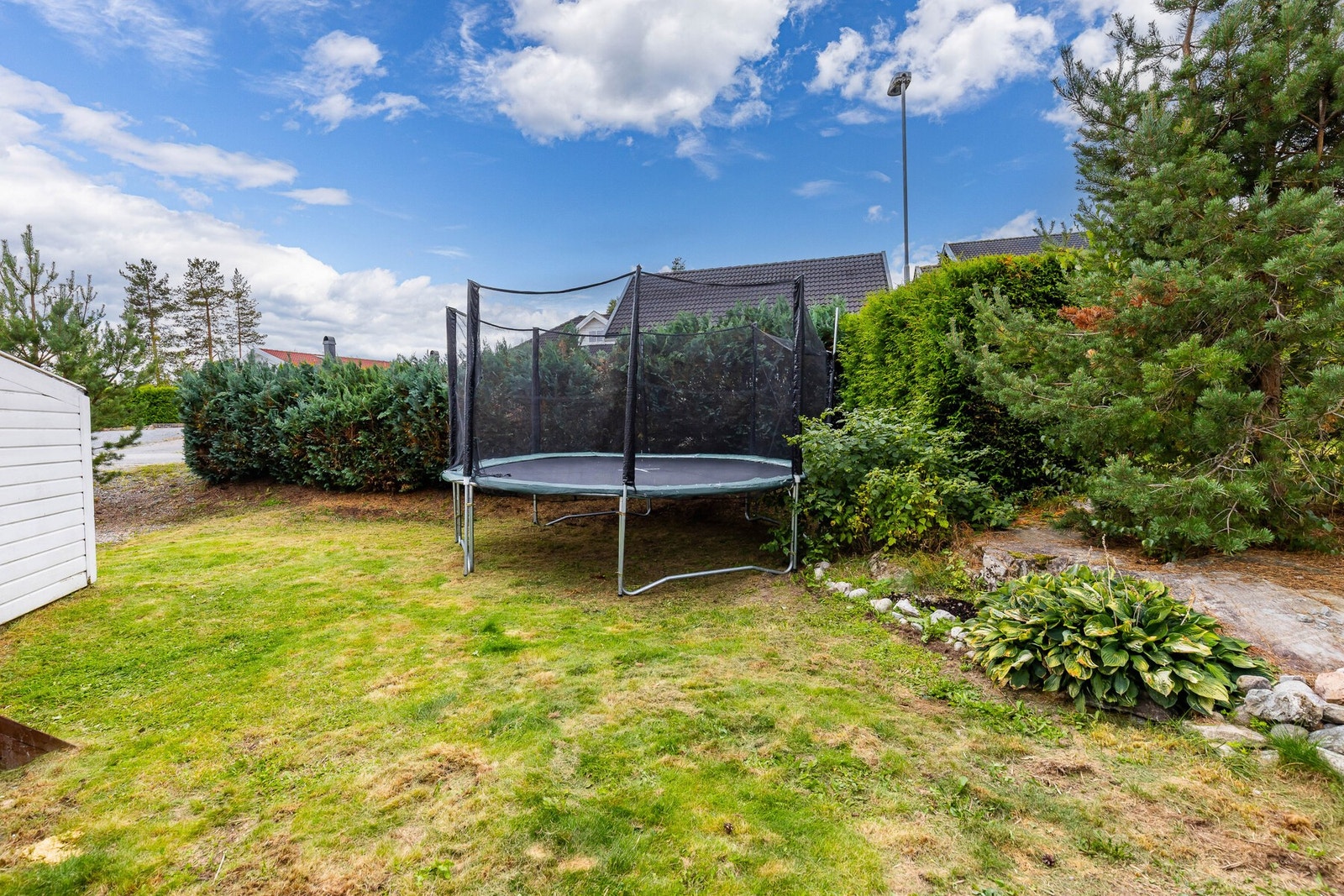 Skjermet hage med hekk rundt tomten - barnevennlig og privat. Galleribilde