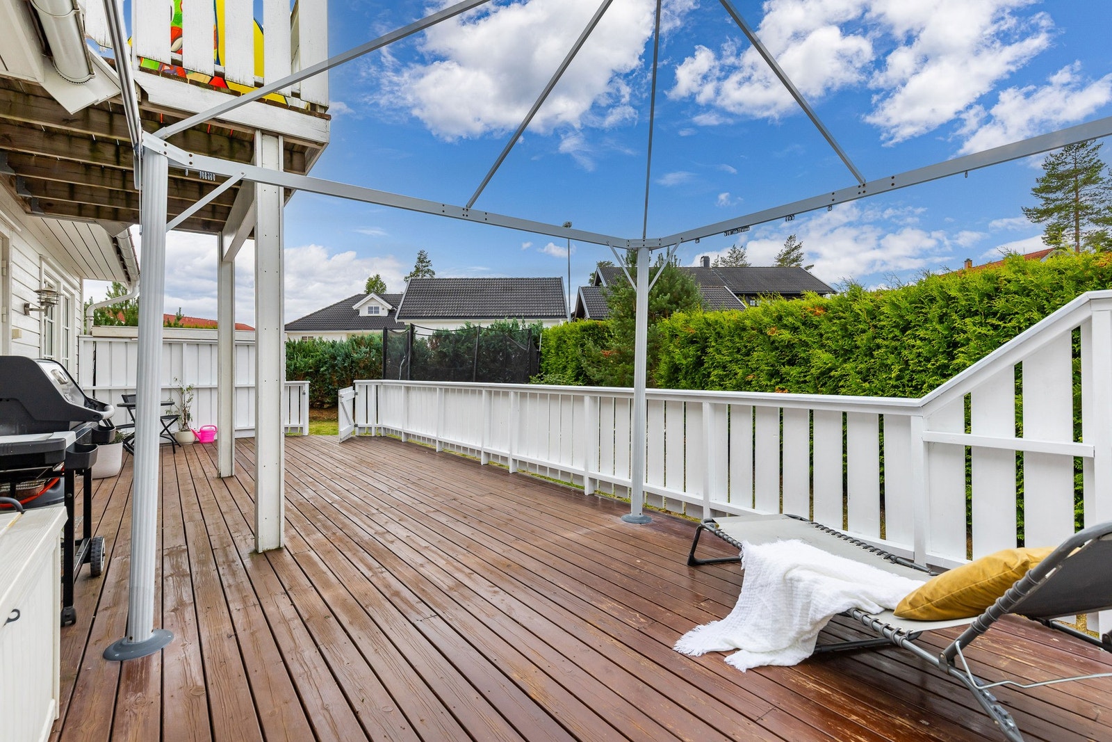 Lun og skjermet terrasse hvor både store og små kan trives. Galleribilde