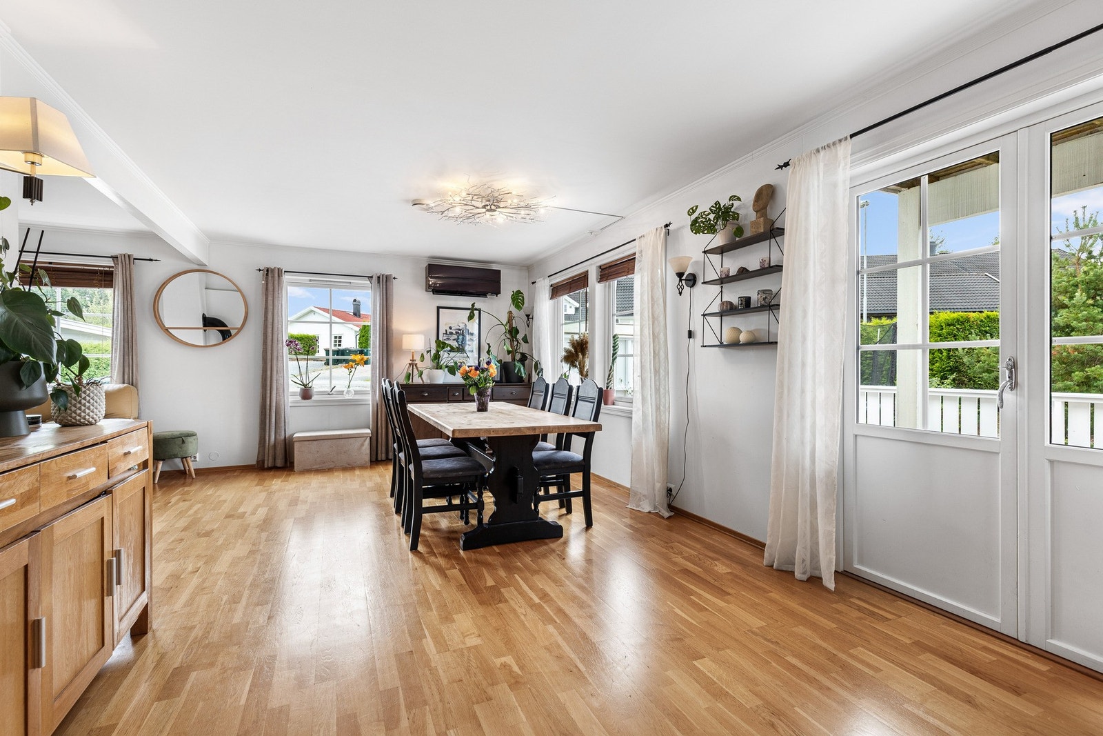 Venner og familie samles for hyggelige måltider rundt et langbord. Galleribilde