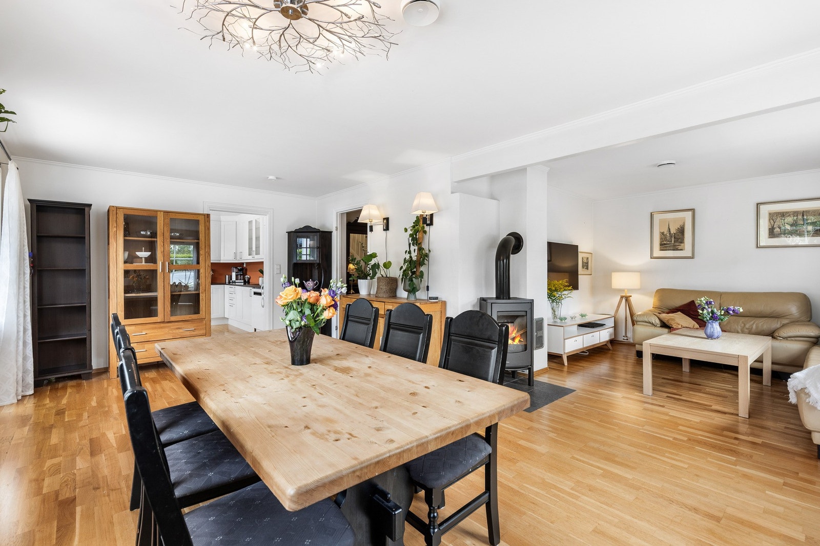 Her er det god plass til flere brukssoner - både en koselig sofakrok og et stort spisebord, perfekt for selskap og sosiale sammenkomster. Galleribilde