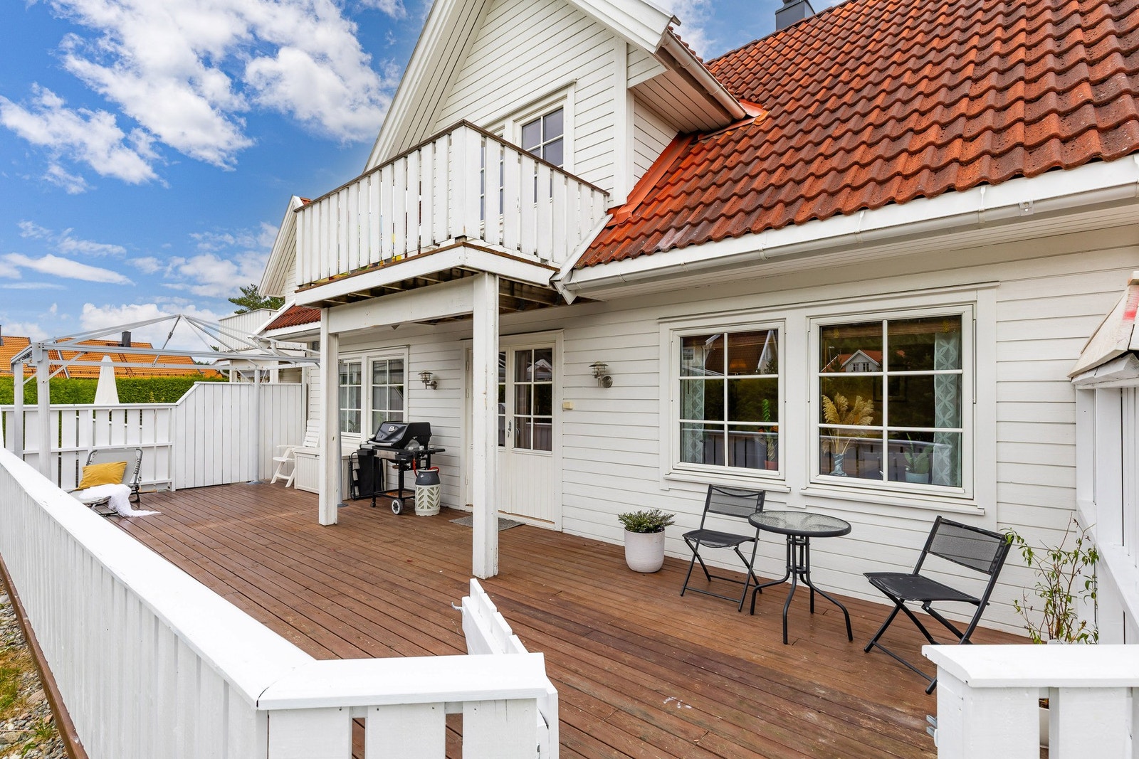 Terrassen er et perfekt sted å invitere vener og familie på grilling og hygge. Galleribilde