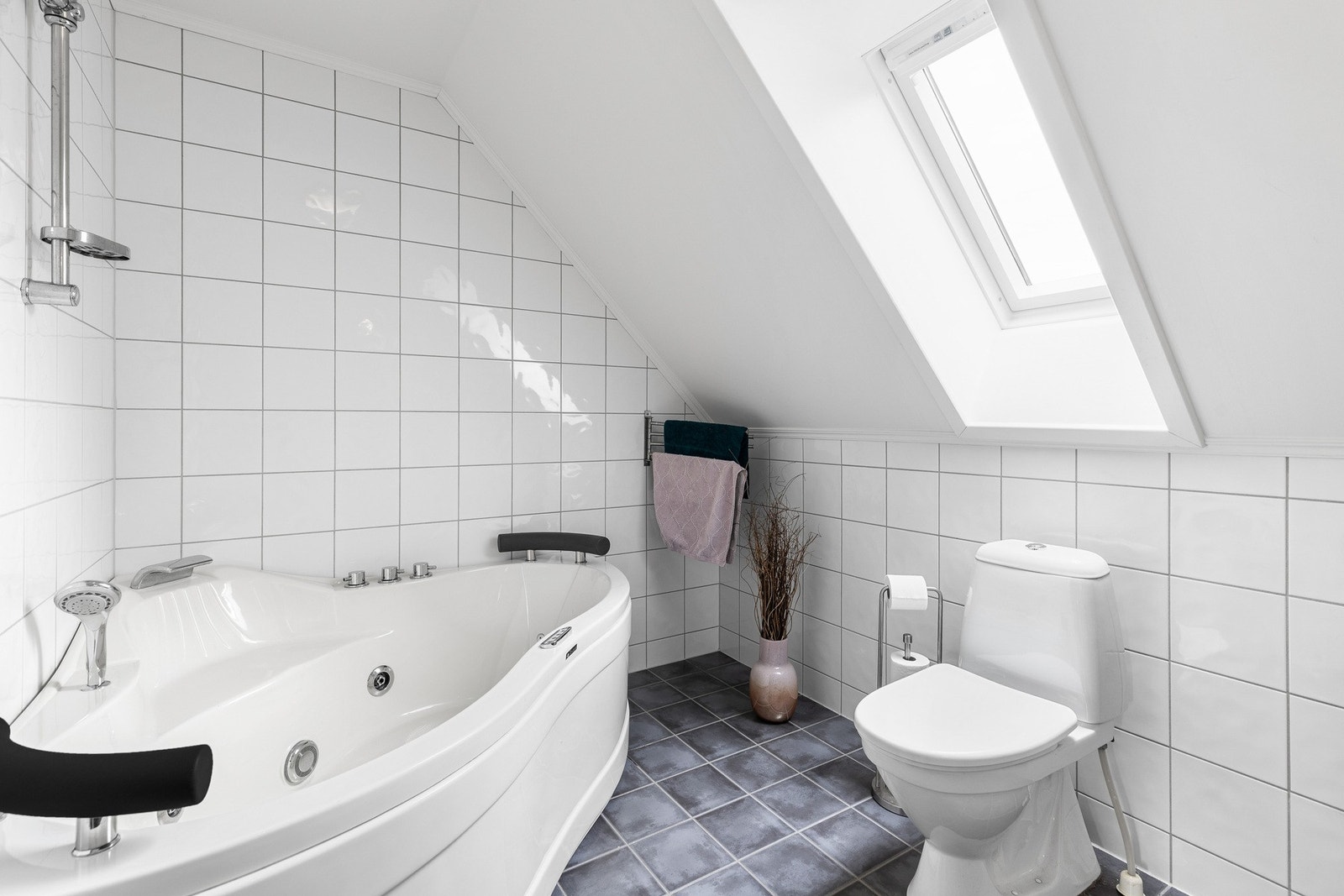 Her er det både badekar og dusjløsning, samt god skapplass og en helhetlig, tidløs innredning - perfekt for en aktiv barnefamilie. Galleribilde