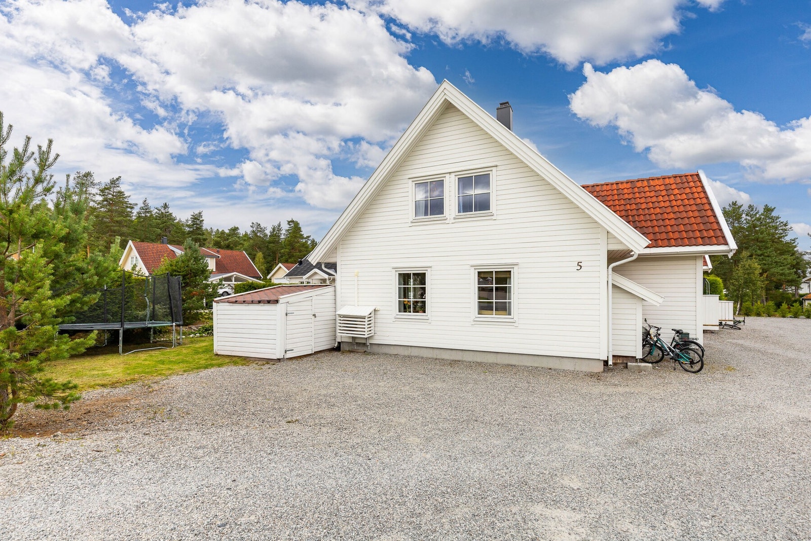 Gode parkeringsmuligheter på gruslagt gårdsplass. Galleribilde