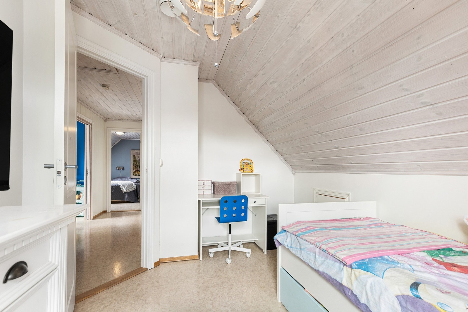 Ved behov kan et av soverommene benyttes som et kontor, treningsrom, ekstra stue eller hva enn et måtte ønske. Galleribilde