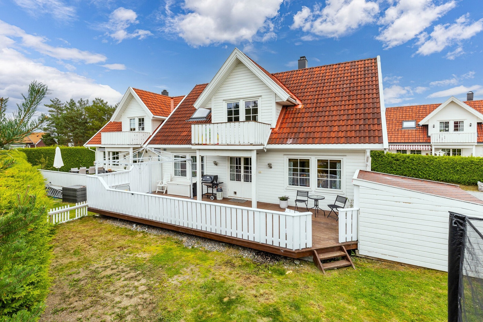 Hagen er pent opparbeidet med hekk rundt tomten som gir privatliv og trygghet, samtidig som den åpner opp for lek og aktivitet for både små og store. Galleribilde