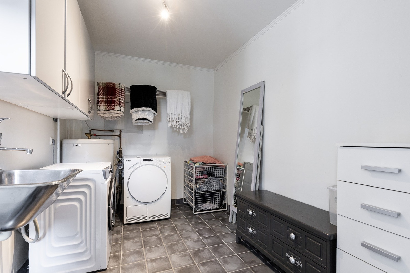 Tilknyttet entreen har boligen også et eget vaskerom - meget praktisk i hverdagen. Galleribilde