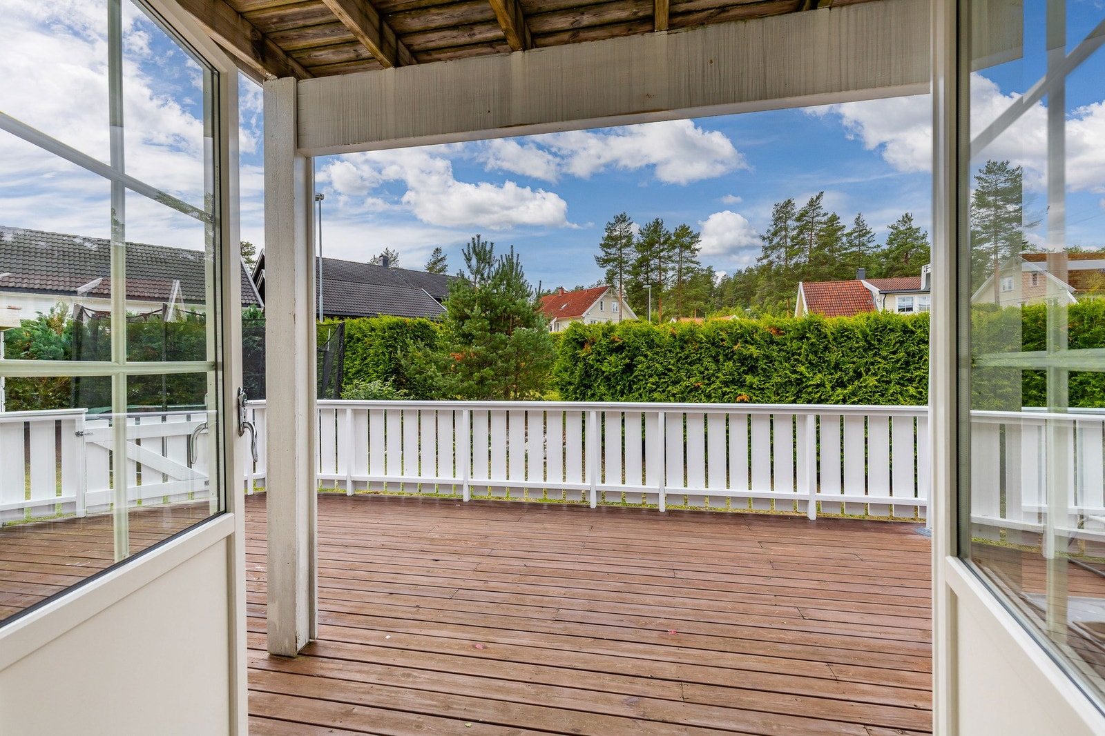 Boligen kommer med en stor og solrik markterrasse med flere brukssoner. Galleribilde
