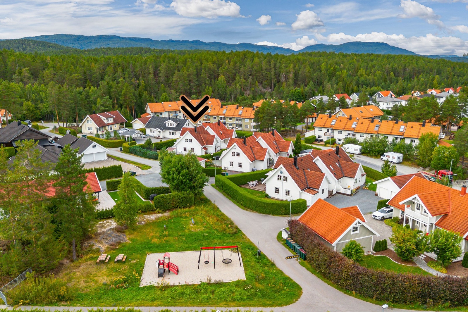 Ved å benytte bil tar det ca. 9 min til Vestfossen, 10 min til Hokksund, 15 min til Mjøndalen, 15 min til Krokstadelva, 22 min til Kongsberg, 27 min til Drammen, samt 55 min til Oslo S. Galleribilde