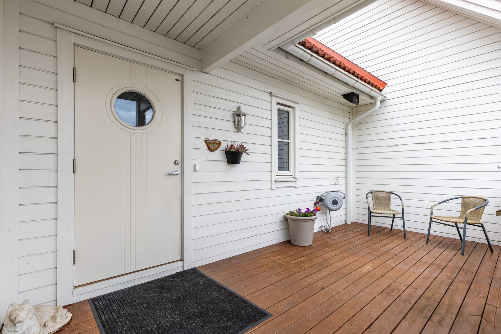 Her ønskes man velkommen av et hyggelig, overbygd inngangsparti. Galleribilde