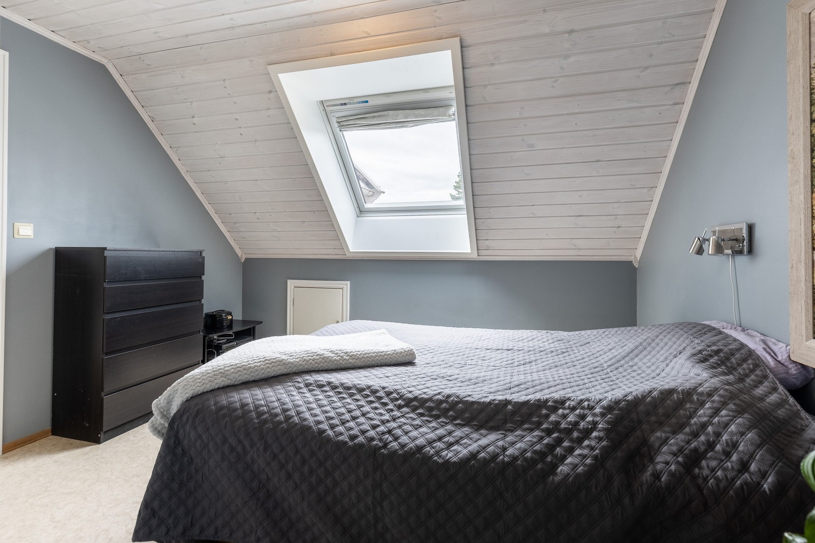 Hovedsoverommet er malt i en myk blåfarge. Galleribilde