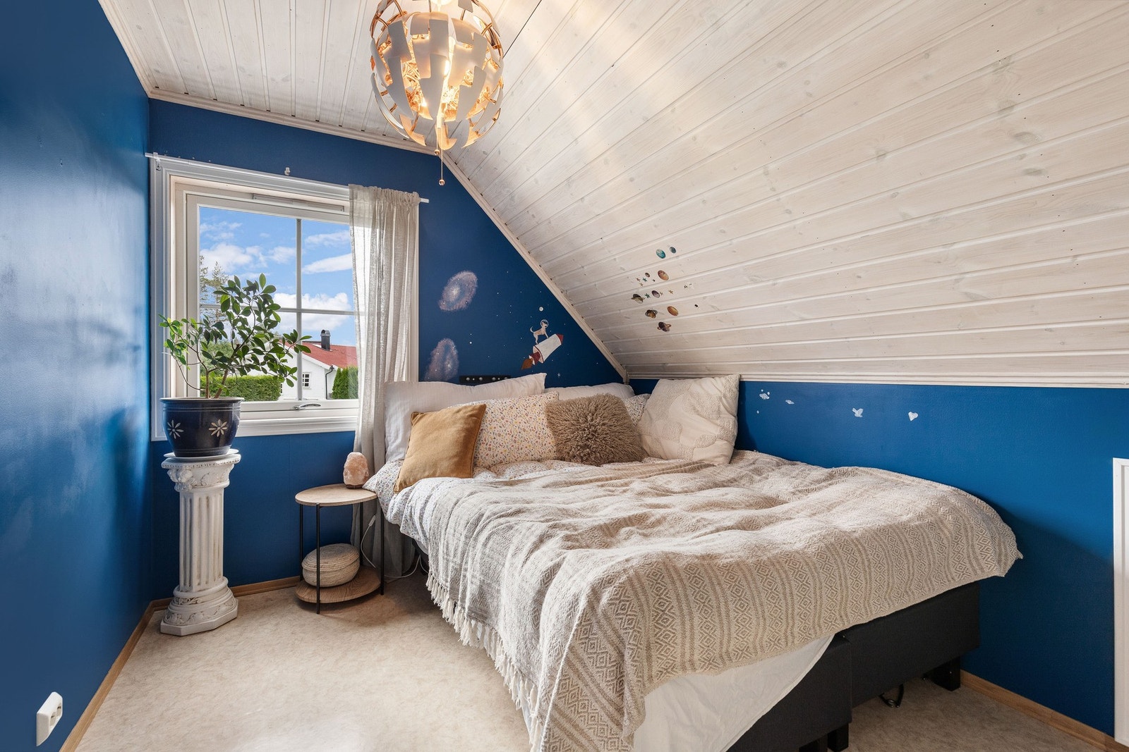 Praktisk soverom med plass til både seng og annen møblement. Galleribilde