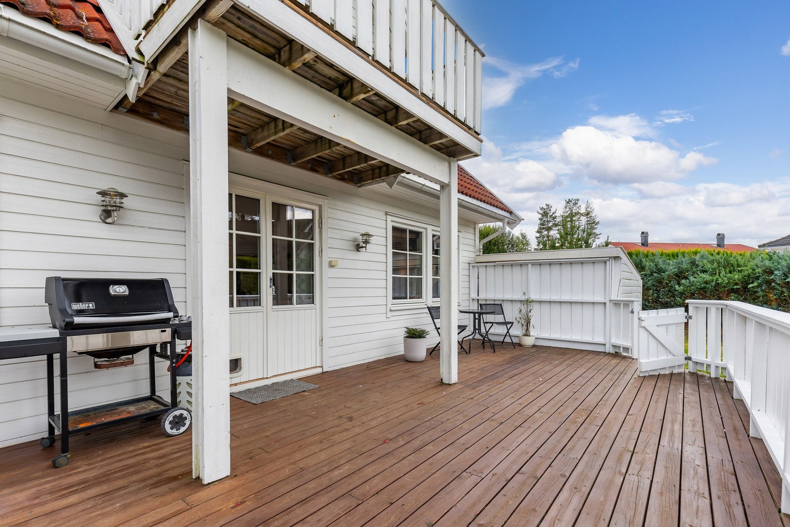 Terrassen blir en naturlig forlengelse av stuen i sommerhalvåret. Galleribilde