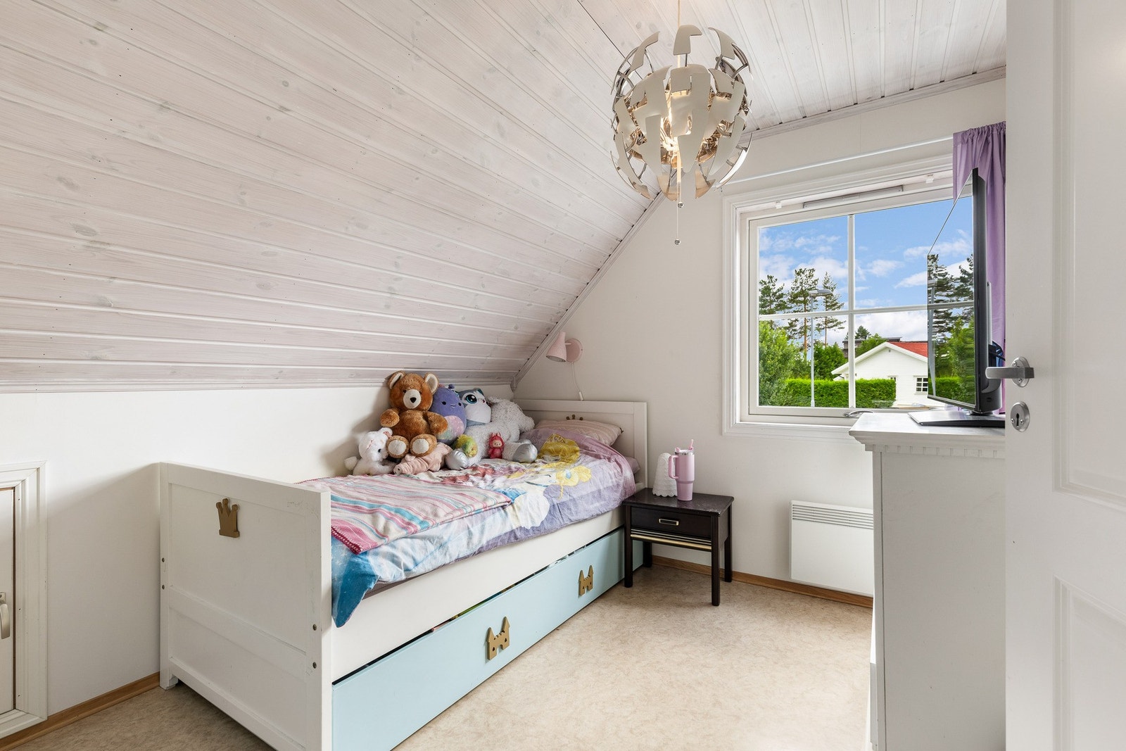 Lyst og innbydende barnerom med fleksibel bruksmulighet. Galleribilde