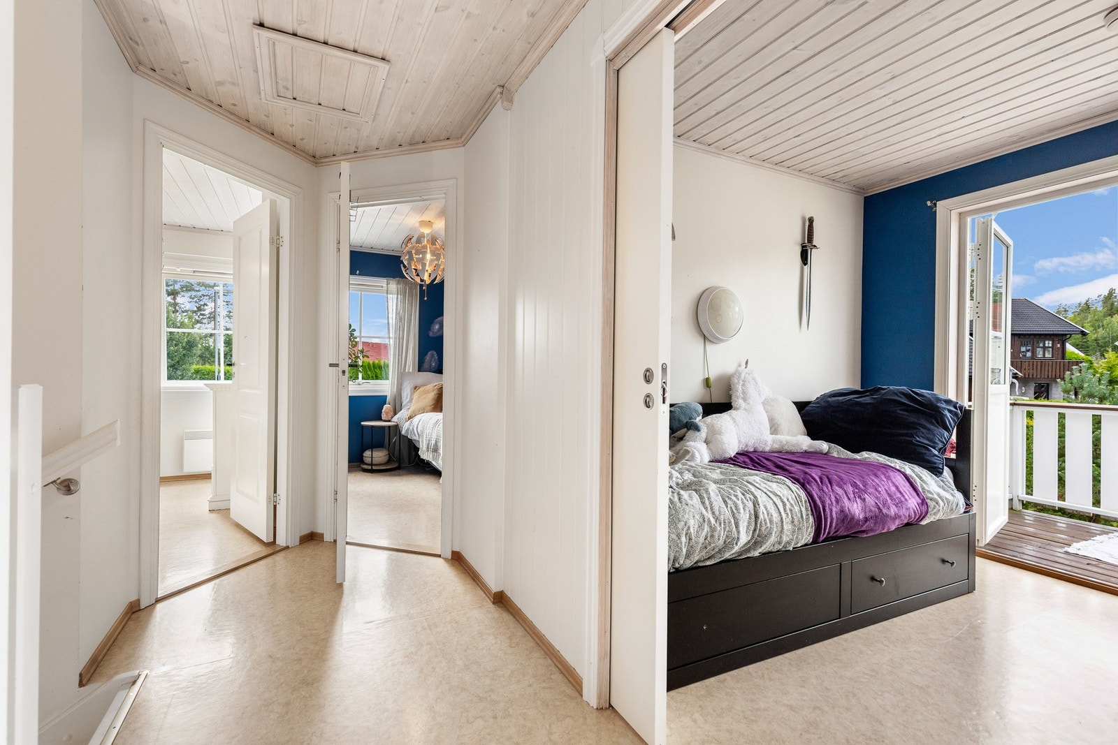 Fordelergang mellom de fire soverommene og bad, Galleribilde