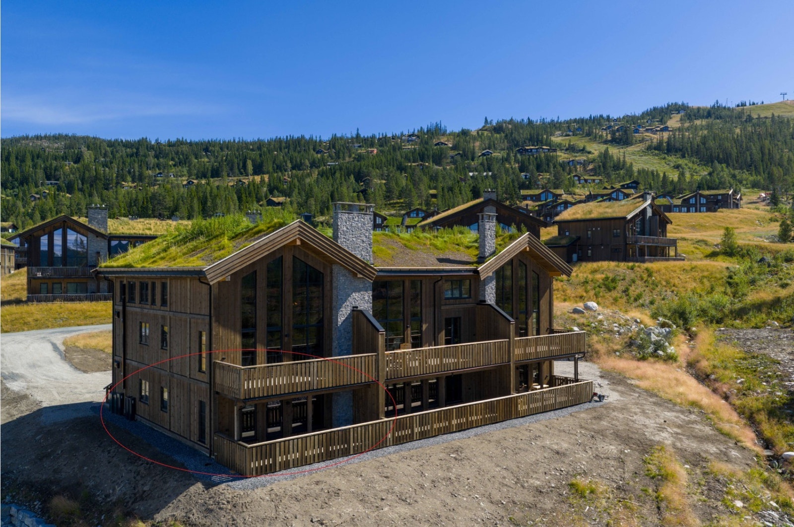 Her ligger du midt i i smørøyet av Nesfjellet med "alt" like utenfor døra Galleribilde