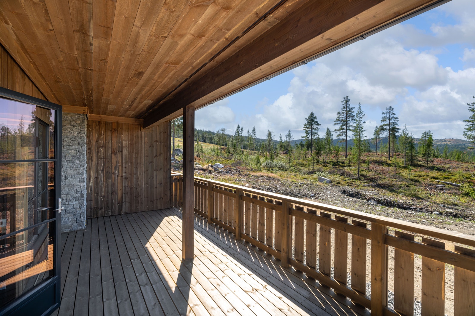 Stor og deilig terrasse ut fra stue/kjøkken - her går det rett ut i løypa! Galleribilde