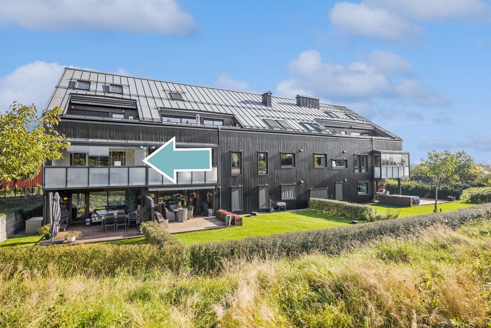 Velkommen til Vestveien 46. en stor leilighet i et moderne leilighetsbygg med gangavstand til Ski sentrum. Leiligheten er en hjørneleilighet i 2 etg. med stor, innglasset balkong. Galleribilde