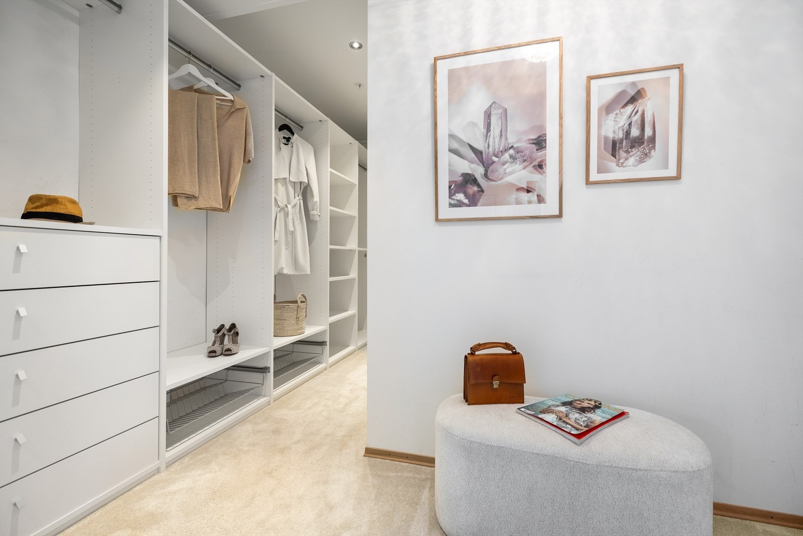 Fra soverommet er det direkte adkomst til garderoberommet som har godt med garderobeplass. Galleribilde