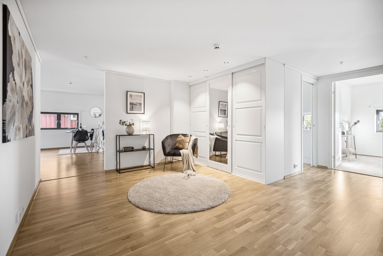 I enden av gangen stiger man inn i en stor hall med plass til garderobeløsning. Herfra er det adkomst til til bad, soverom, kjøkken og stue. Galleribilde