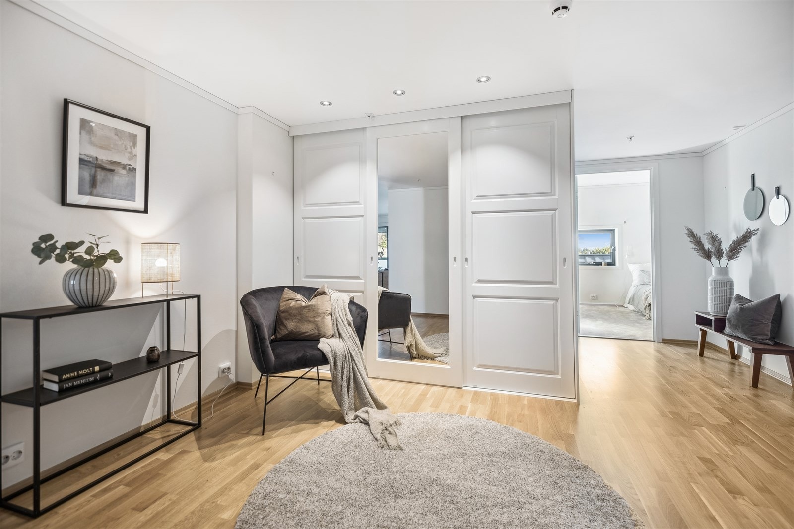 Det er godt med garderobeskap i leiligheten. Galleribilde