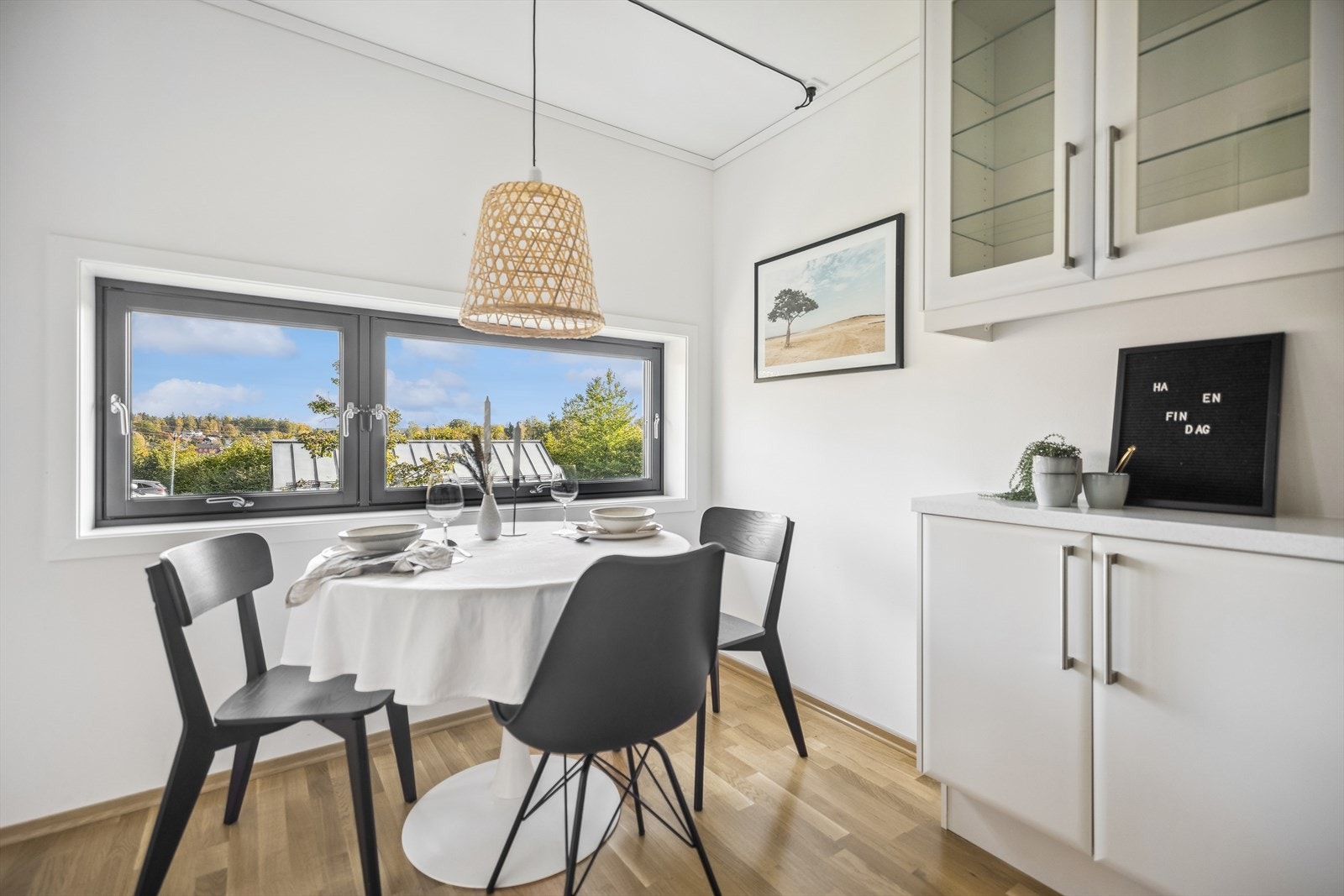 Kjøkken har plass til spisebord. Vinduet gir mye naturlig lys og utsikt. Galleribilde