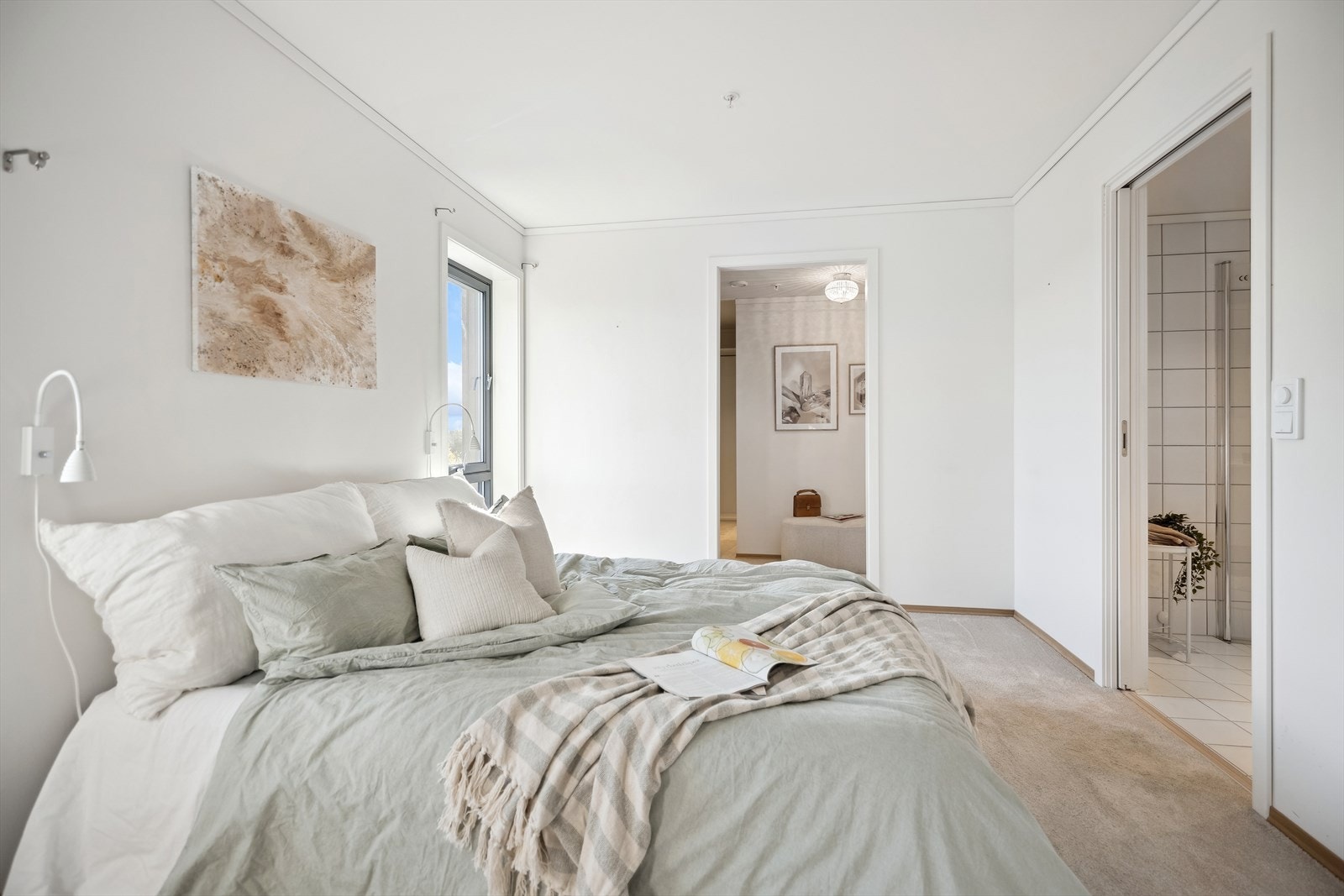 Hovedsoverommet har teppebelagt gulv, walk-in garderobe og eget bad. Galleribilde