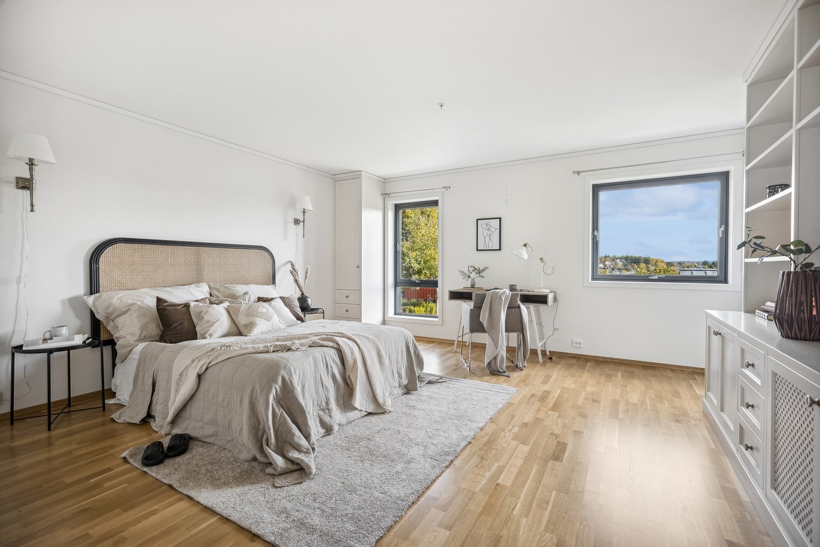 Dette rommet har opprinnelig vært tv- stue. Det er i dag et stort soverom med mye naturlig lys. Galleribilde