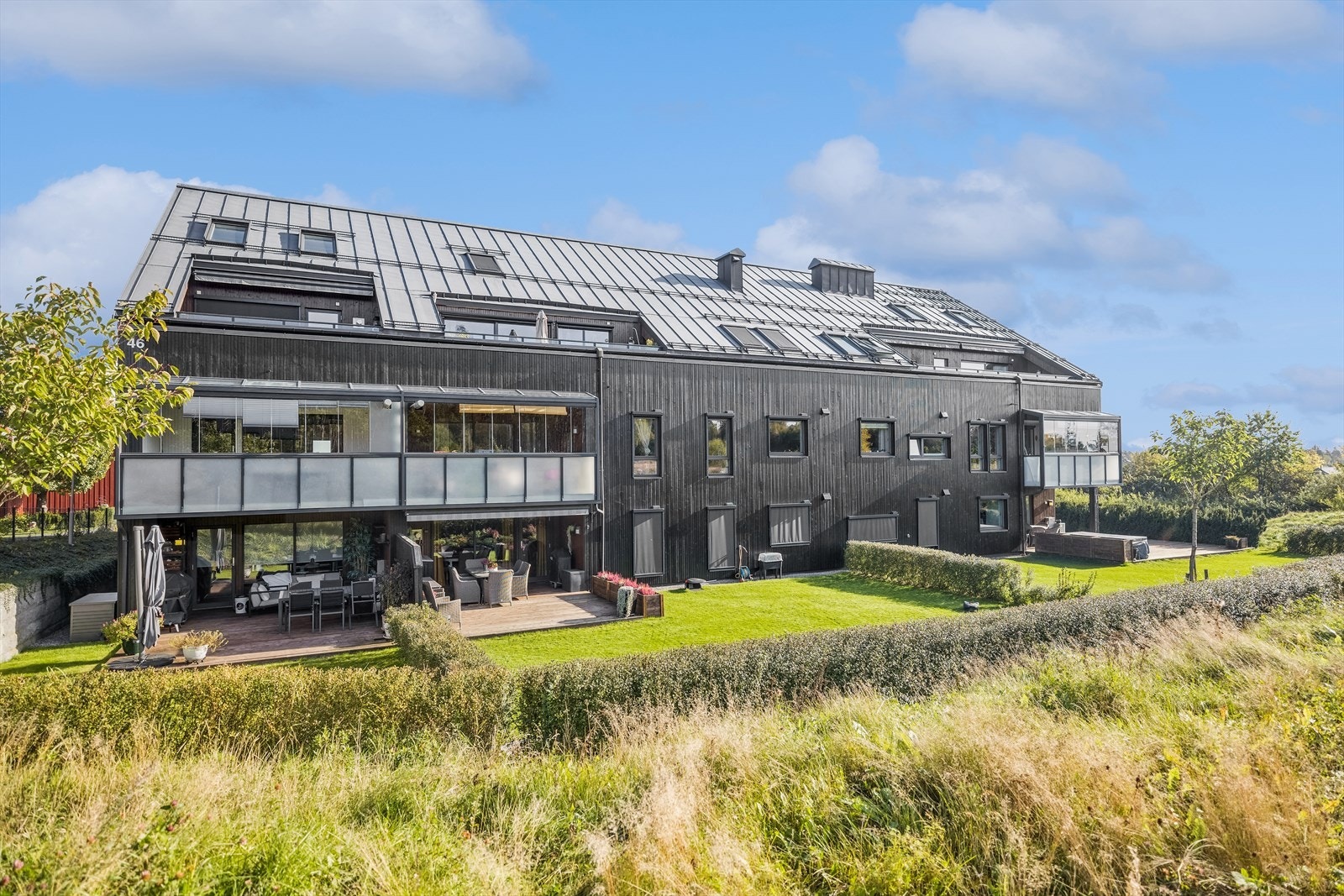 Fra garasjen og hovedinngangen er det heisadkomst opp til leilighetsplanet. Dette er en moderne leilighet med gasspeis, stor og solrik balkong, 2 bad og store oppholdsrom. Godt med bodplass. Galleribilde