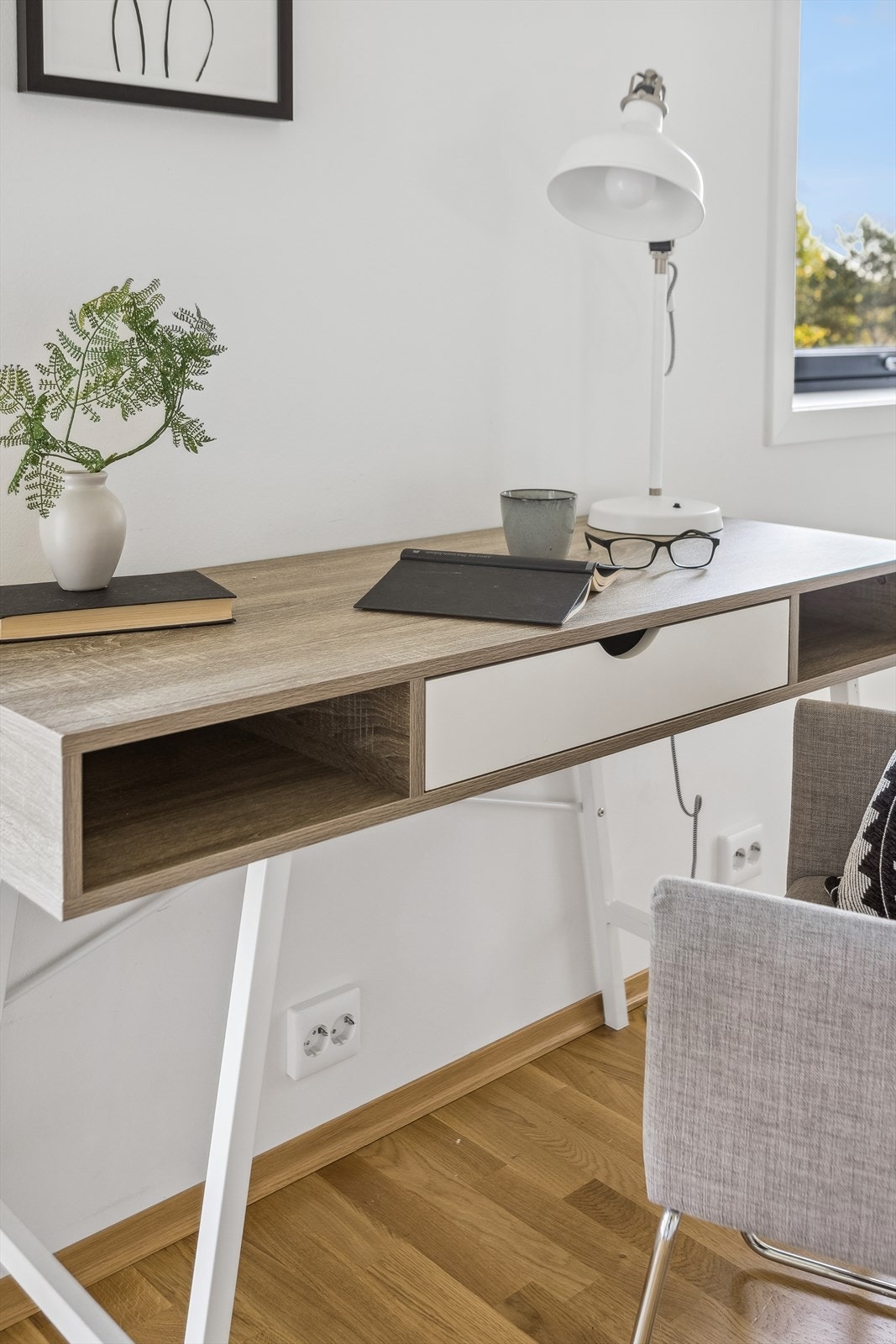 Det er god plass til både kontorpult og garderobe på dette soverommet. Galleribilde