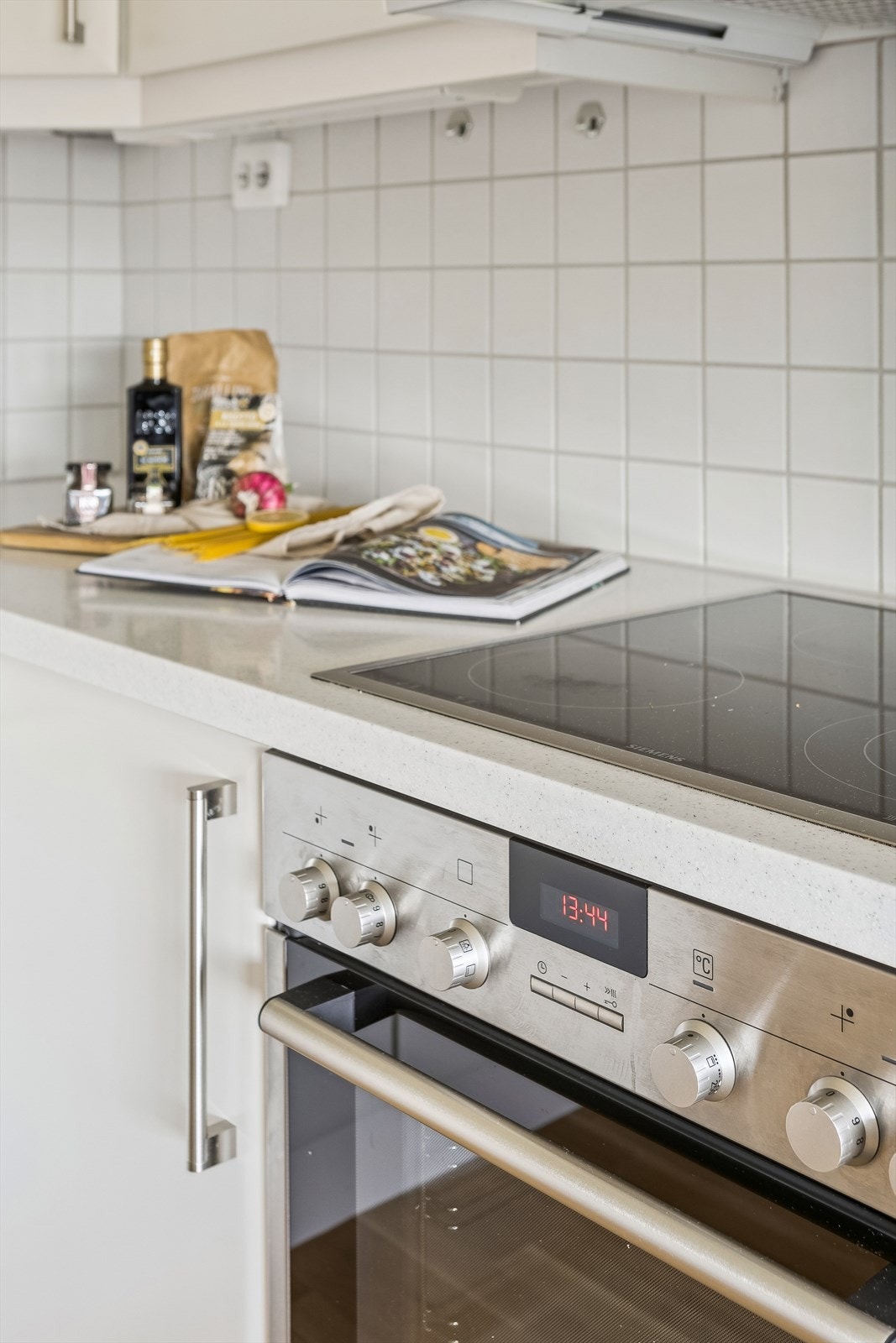 Kjøkken har integrerte hvitevarer og innredning fra Sigdal. Galleribilde