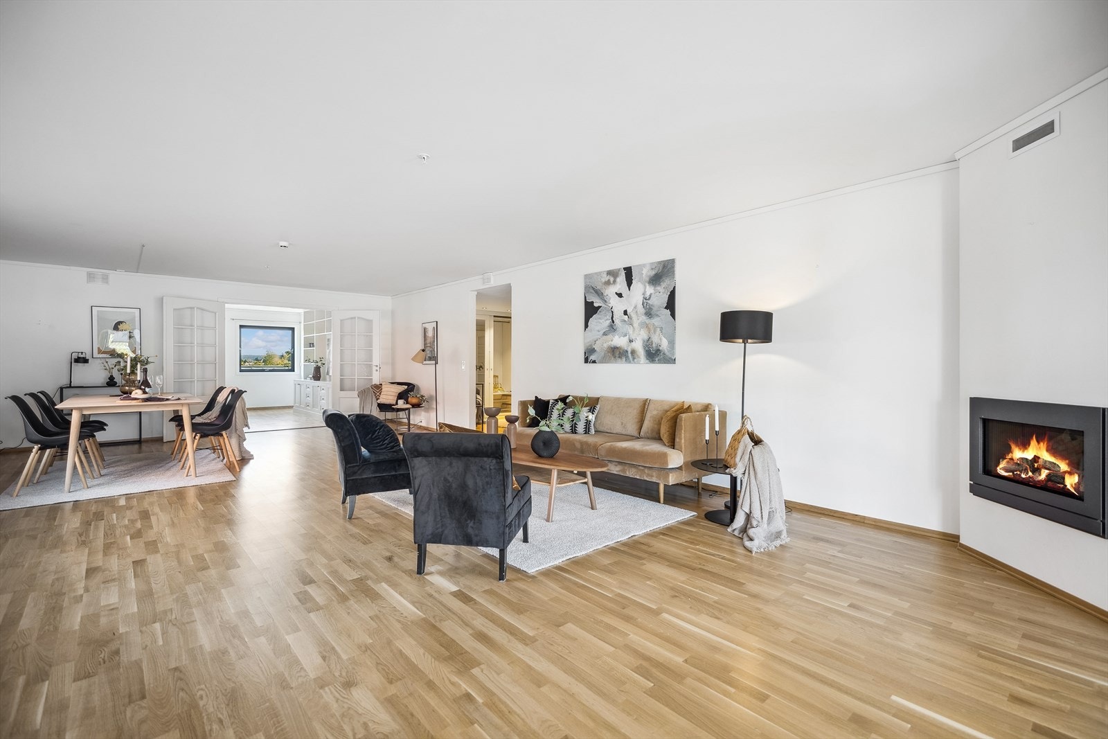 Dette er en stor leilighet med store rom og god plass for møblering. Stuen er romslig med plass for flere sittegrupper og spisestue. Boligen varmes opp ved hjelp av vannbåren varme og gasspeis. Galleribilde