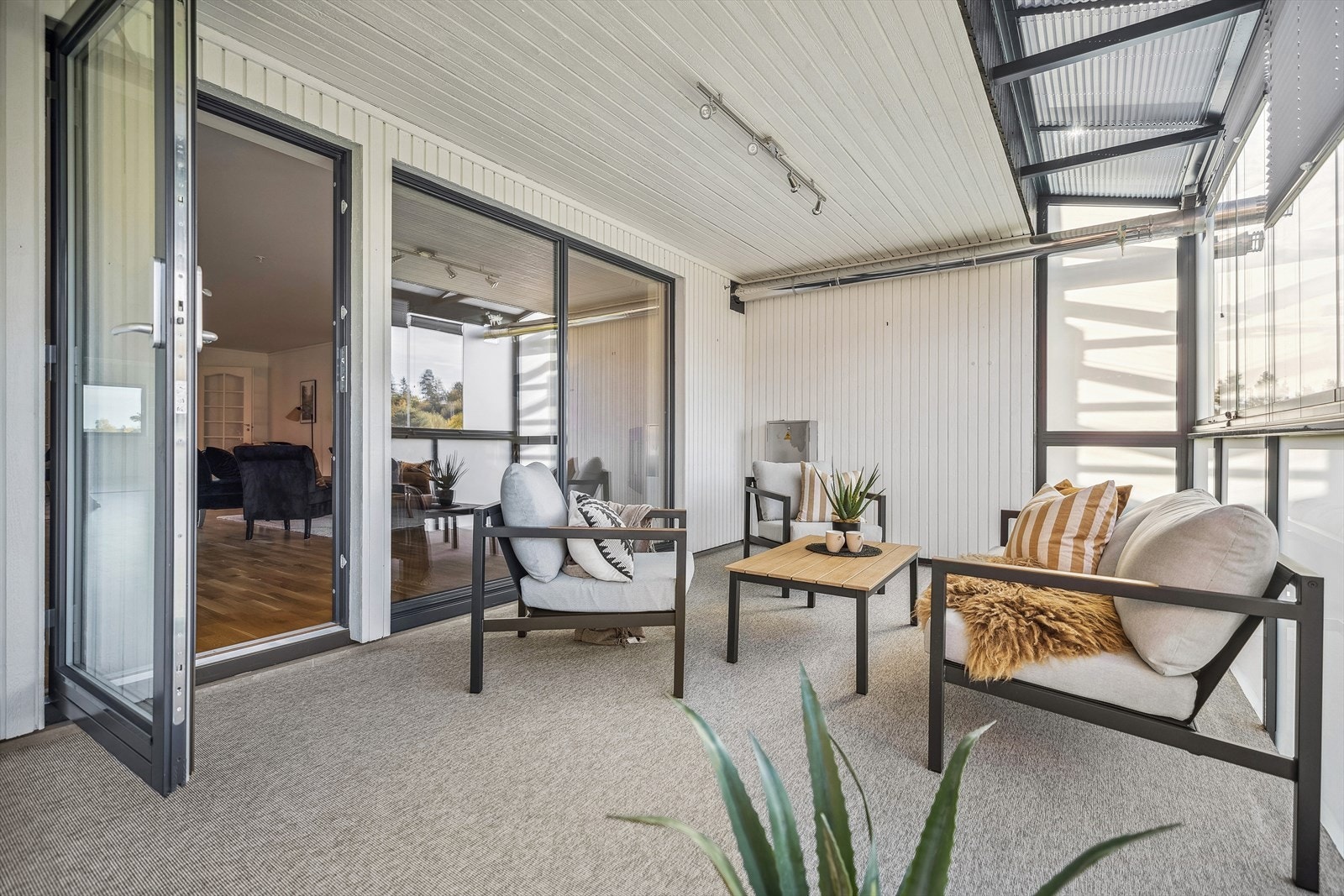 Balkongen på ca. 15 kvm er innglasset med vegger som kan foldes til side slik at balkongen blir helt åpen på varme sommerdager. Galleribilde