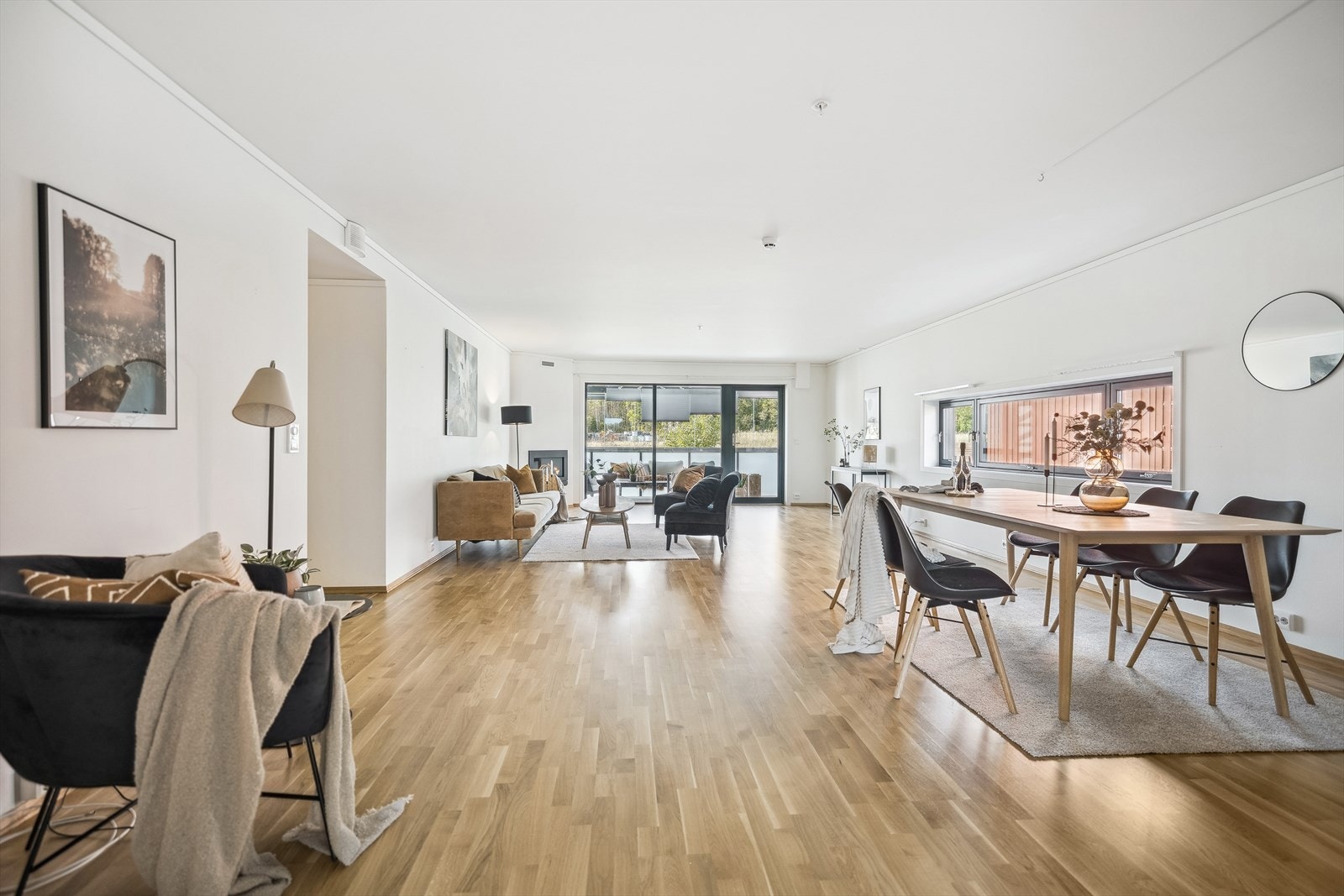 Da dette er en hjørneleilighet så er det også flere vinduer på endeveggen som gjør at man slipper inn godt med naturlig lys i leiligheten. Galleribilde