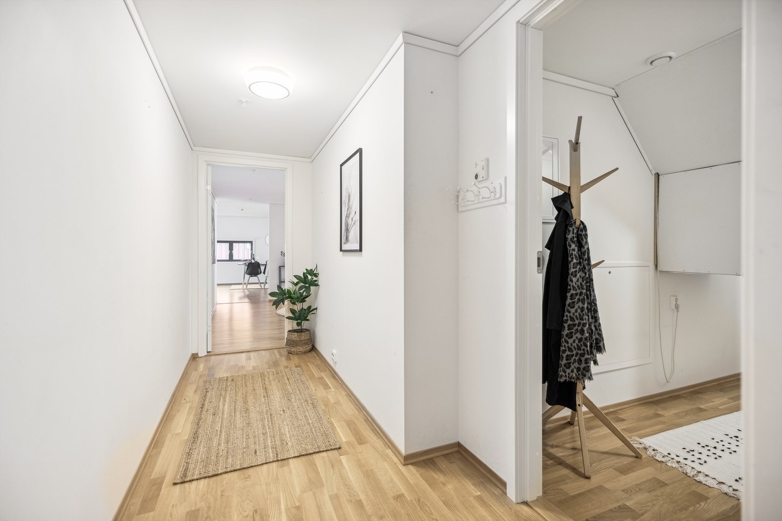 Entre / gang i leiligheten. Ved inngangspartiet er det innvendig bod/teknisk rom. Leiligheten har callinganlegg og døråpner. Galleribilde