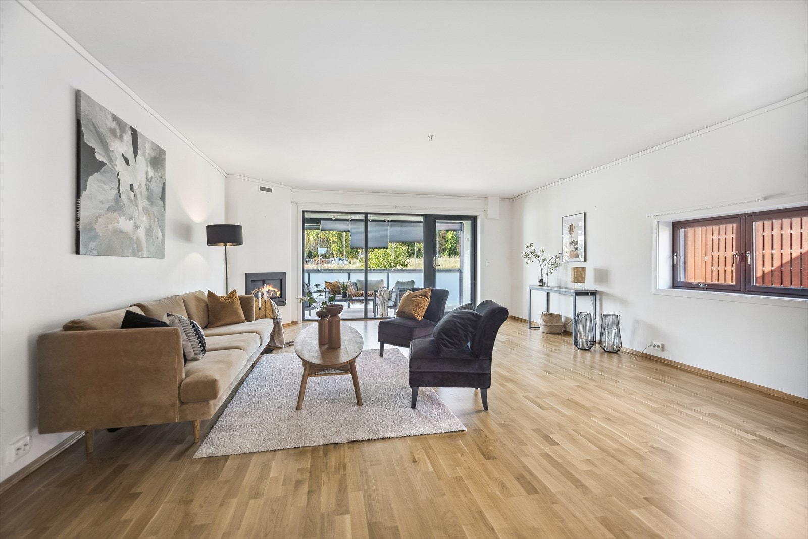 Leiligheten varmes opp ved hjelp av vannbåren varme, samt gasspeis. Fra stuen er det utgang til romslig vestvendt balkong. Galleribilde