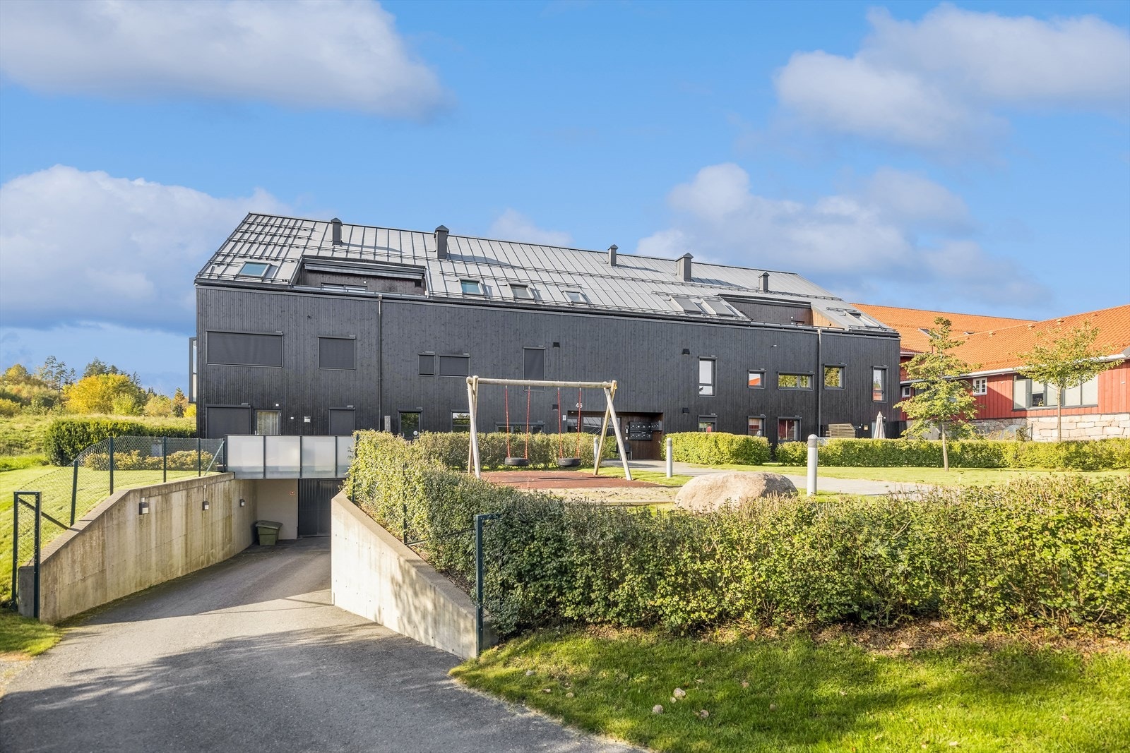 Adkomst til garasjekjeller ved inngangspartiet. Med leiligheten medfølger det p. plass samt romslig bod. Heisadkomst fra garasjekjeller. Galleribilde