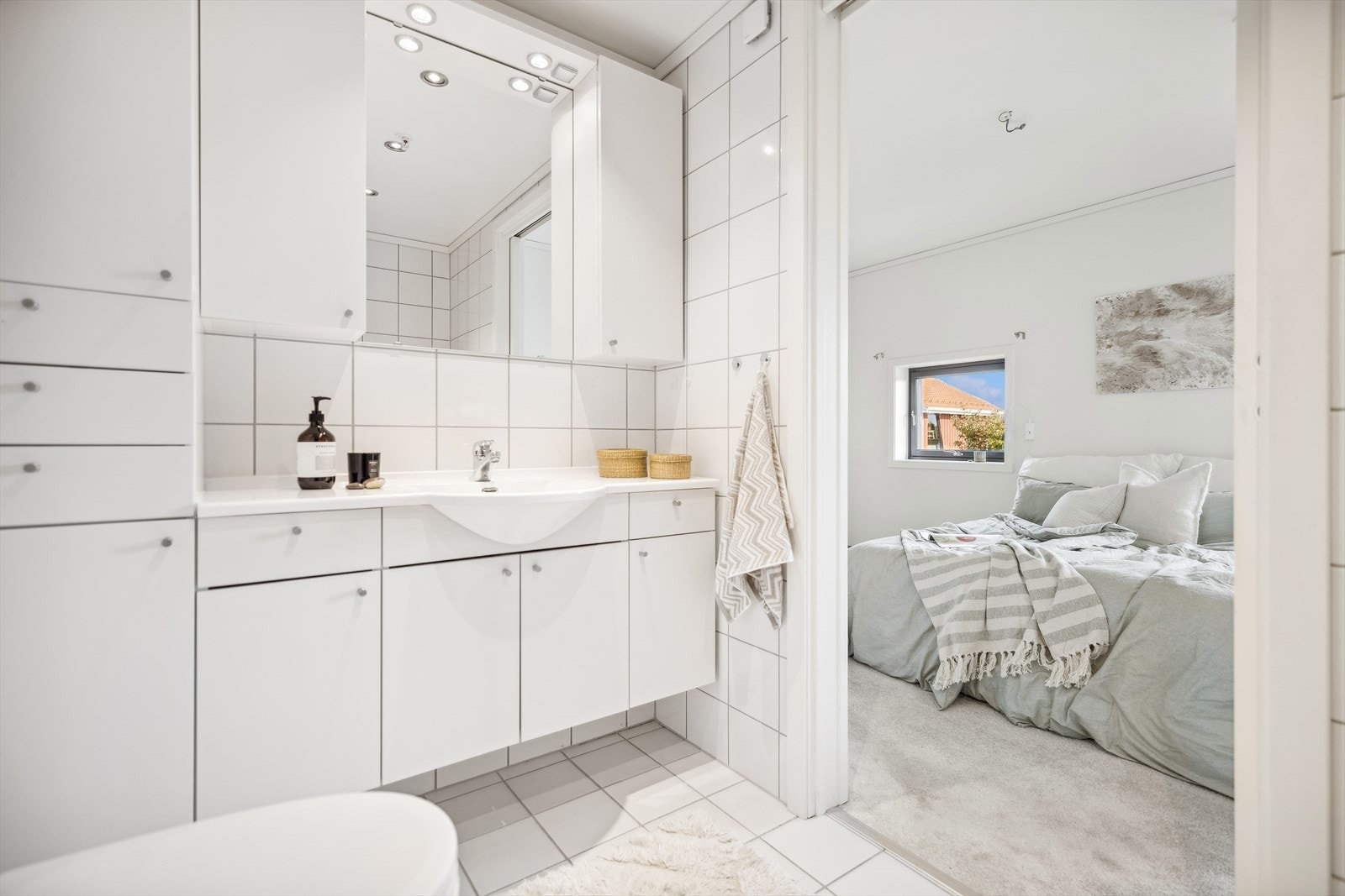 Hovedsoverommet har eget flislagt dusjbad med vannbåren gulvvarme. Galleribilde